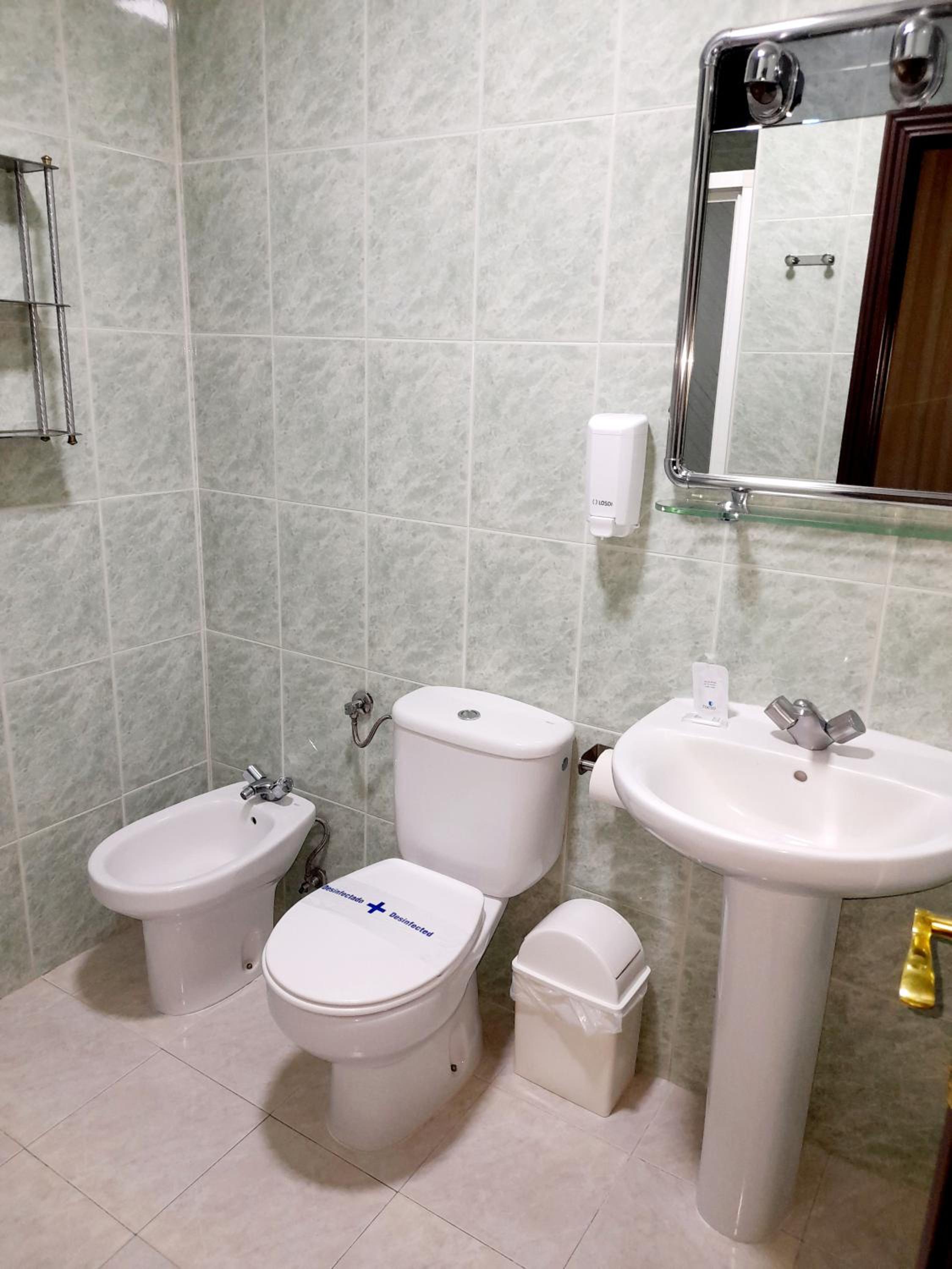 Twin Room with Private Bathroom - Photo 3