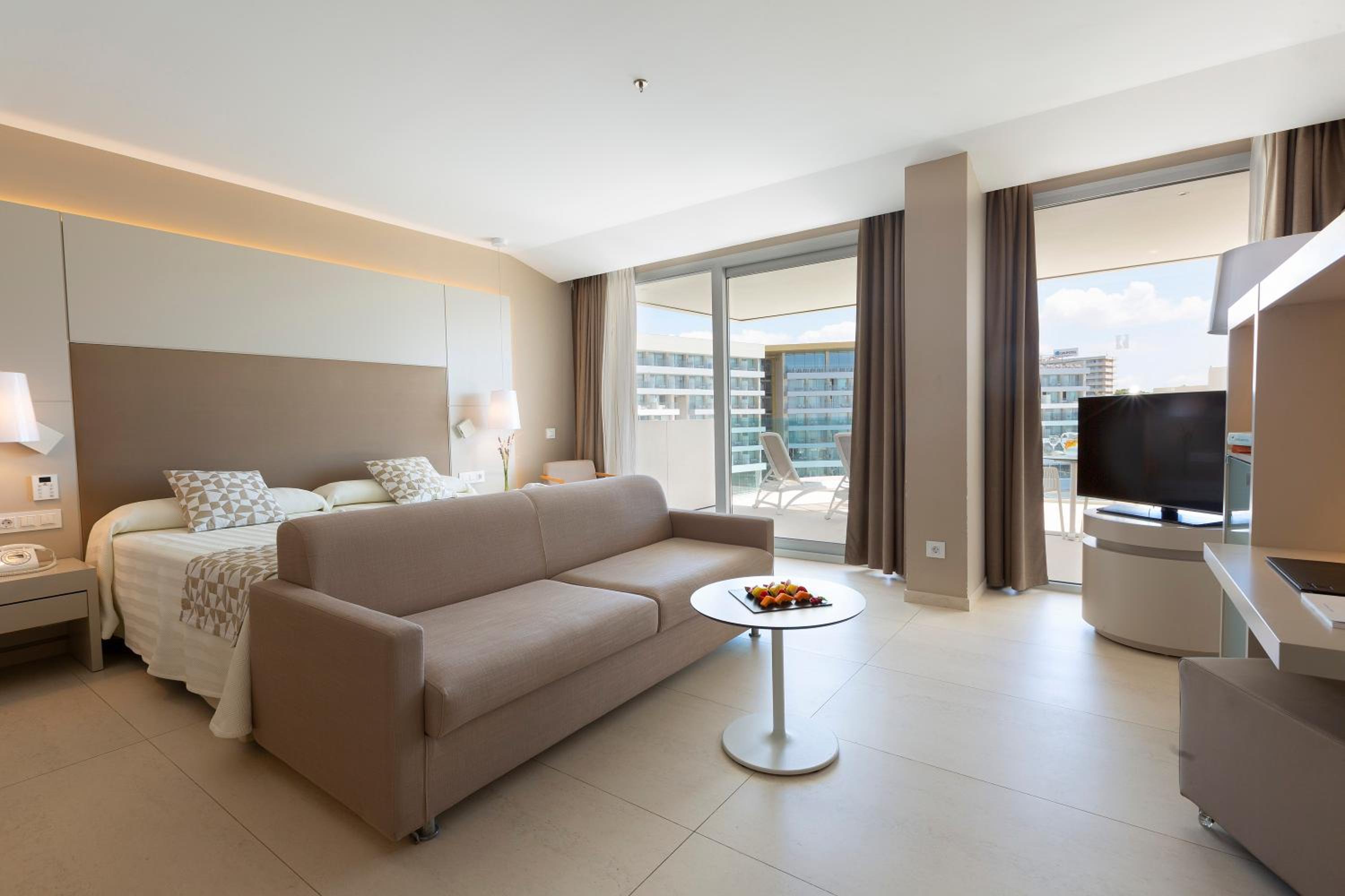 Suite Junior con vista a la piscina