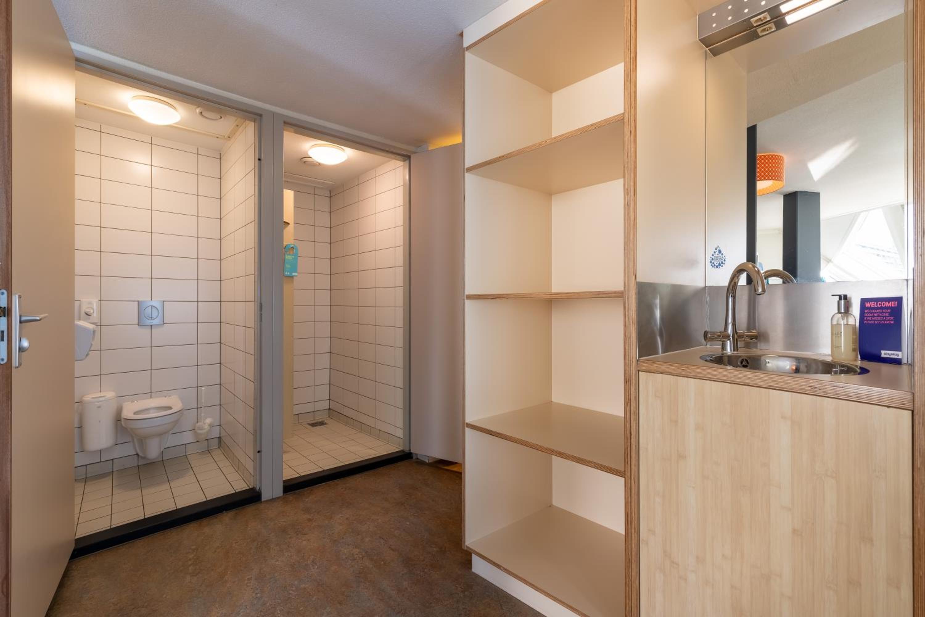 Quadruple Room with Private Bathroom and Shower - Photo 4
