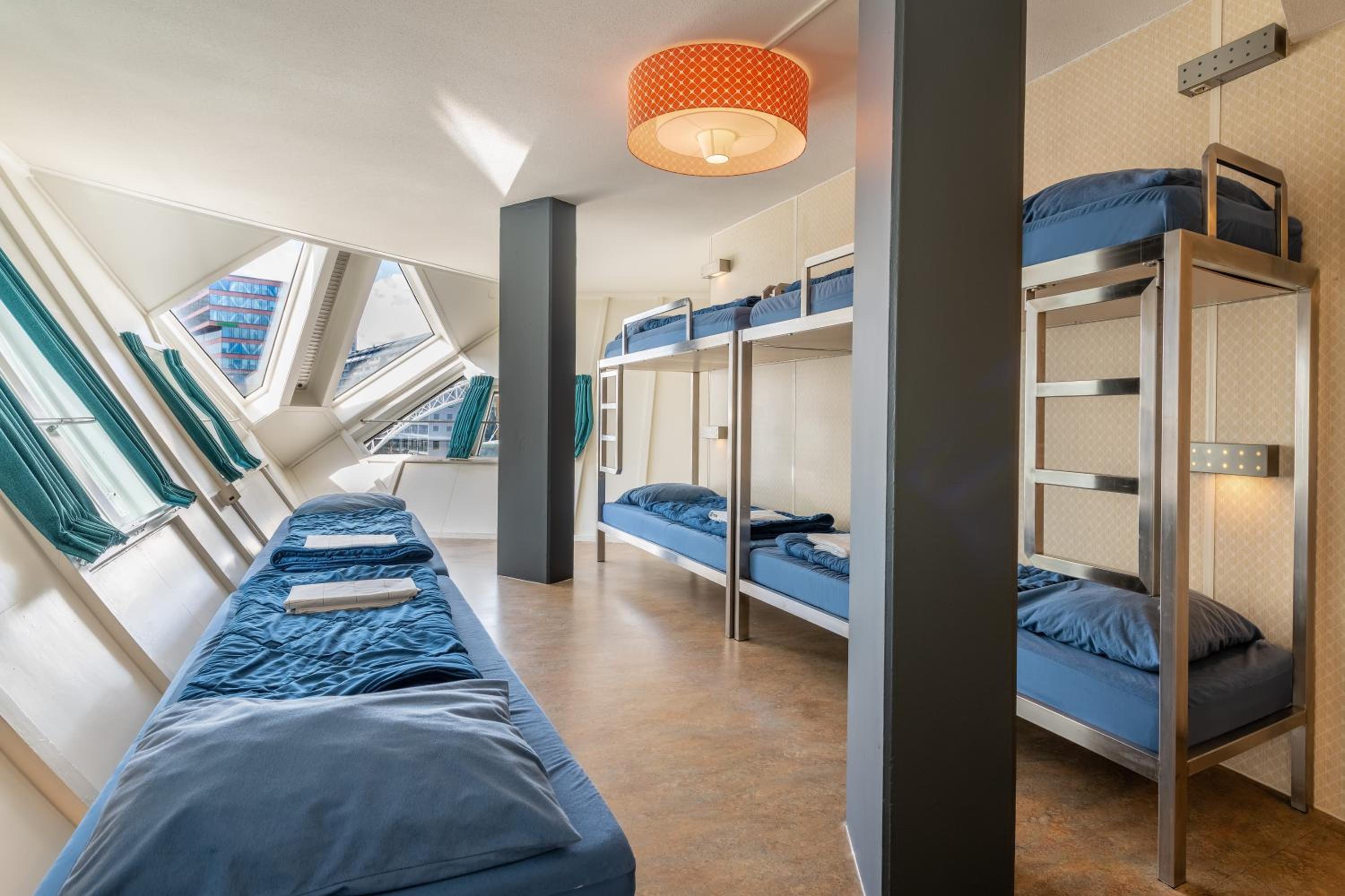 Quadruple Room with Private Bathroom and Shower - Photo 3