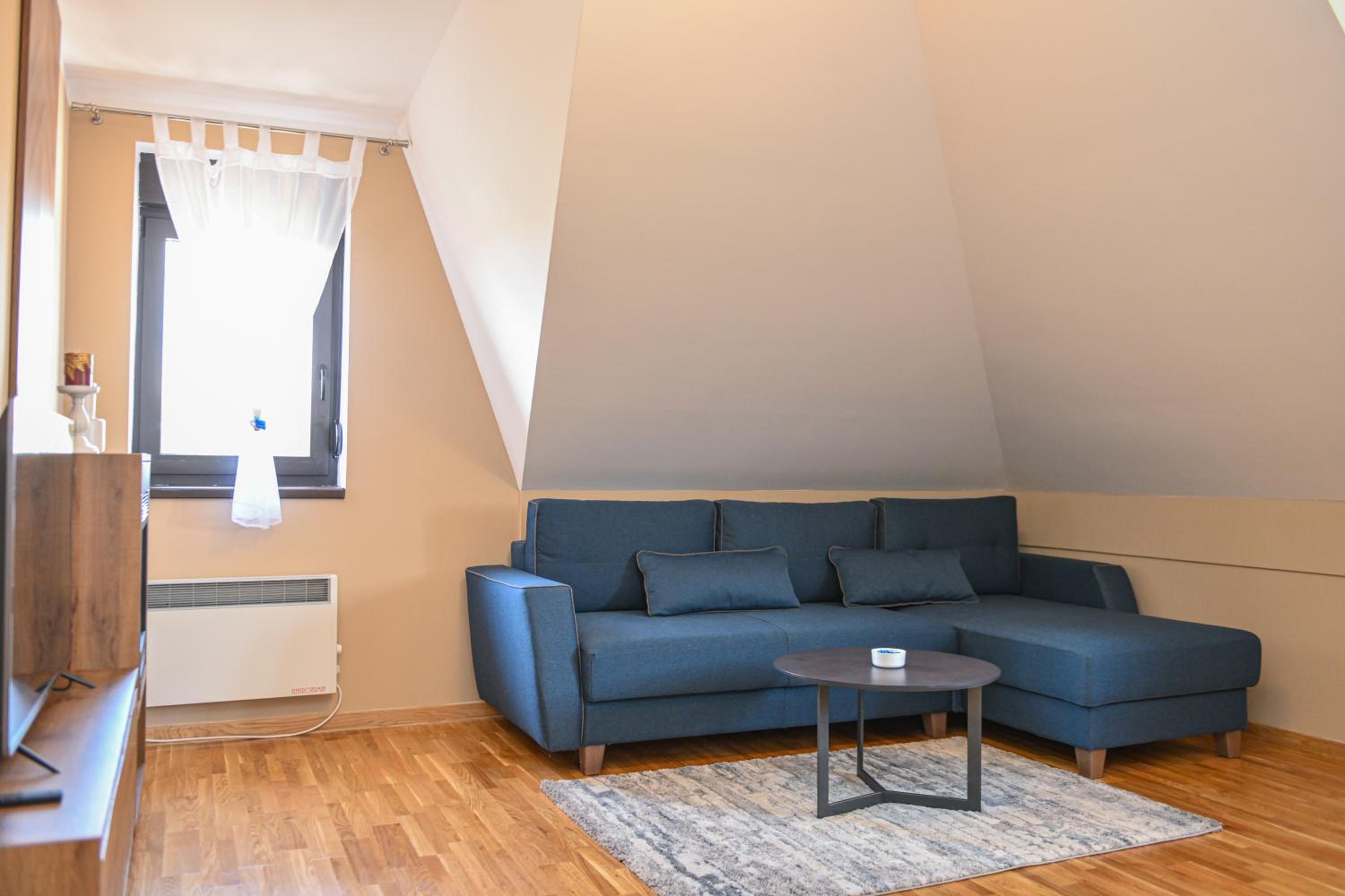 One-Bedroom Apartment photo 1