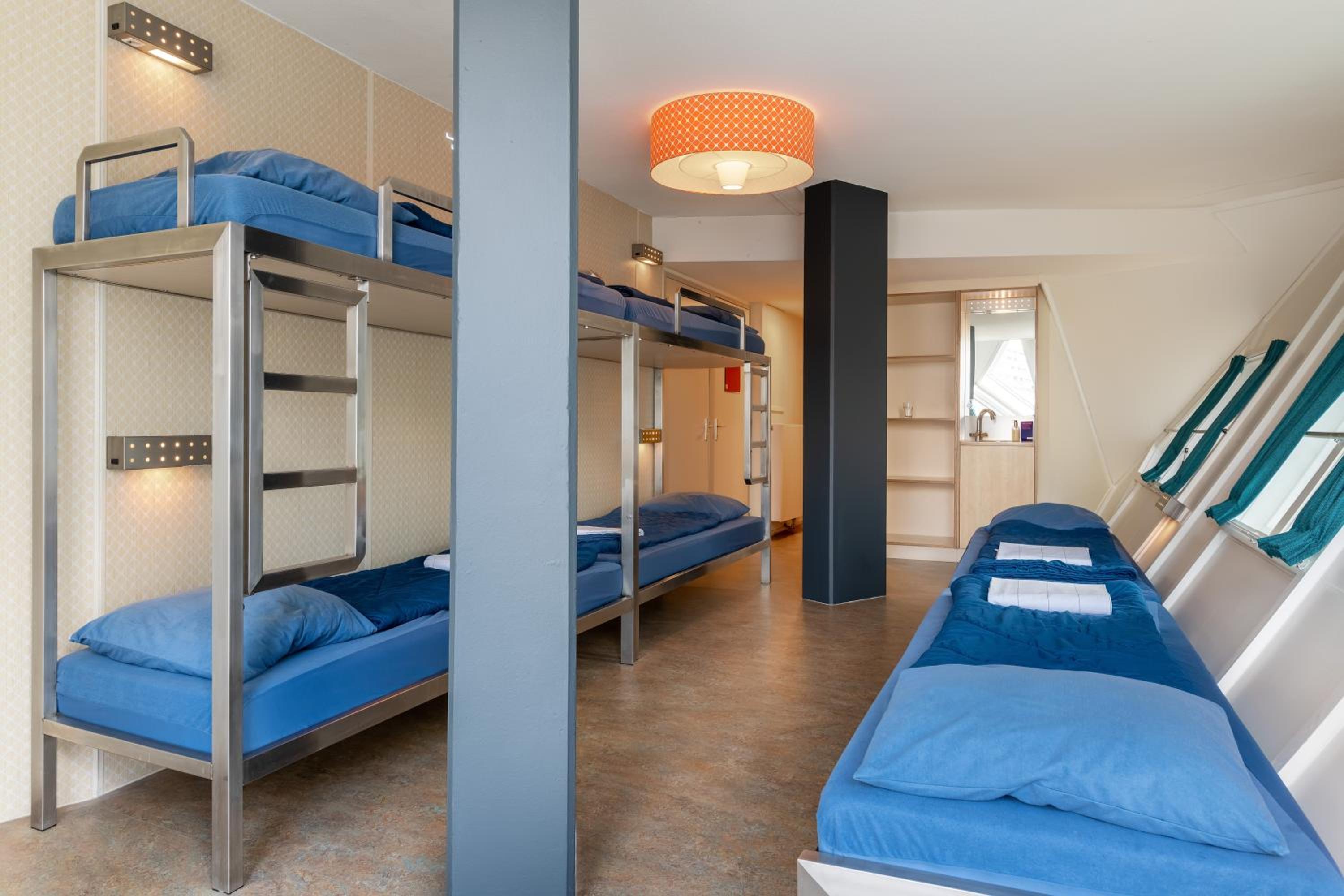 Six Person Room With Private Bathroom and Shower - Photo 3