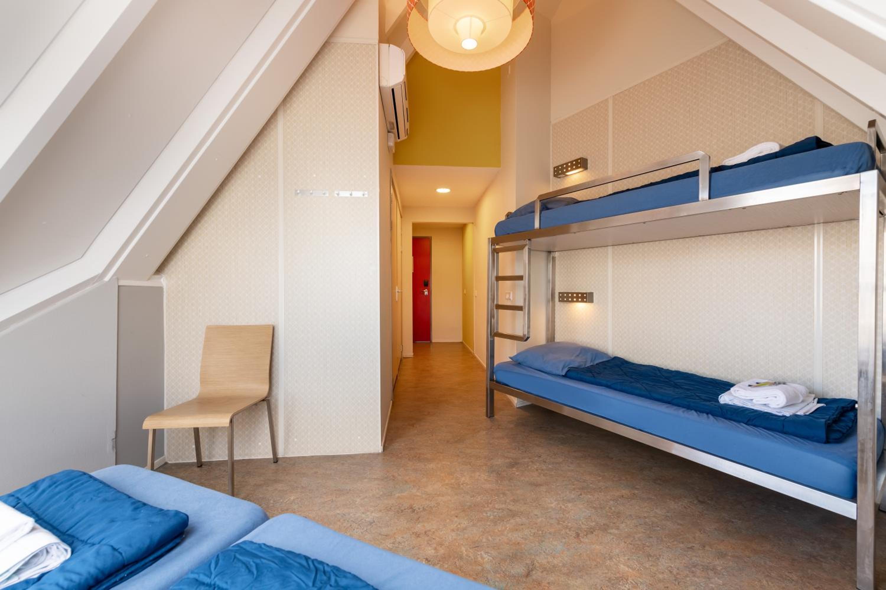 Twin Room with Private Bathroom and Shower - Photo 5