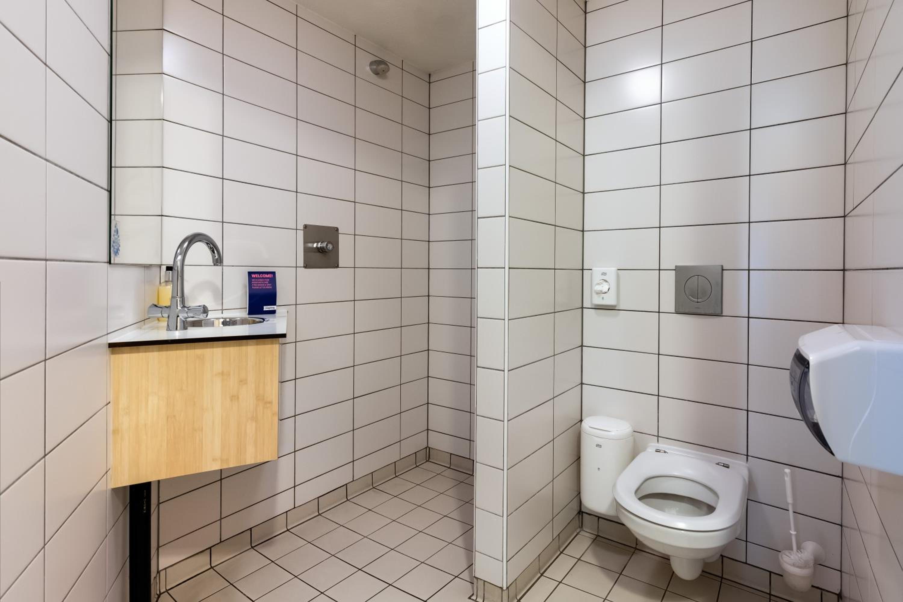 Twin Room with Private Bathroom and Shower - Photo 6
