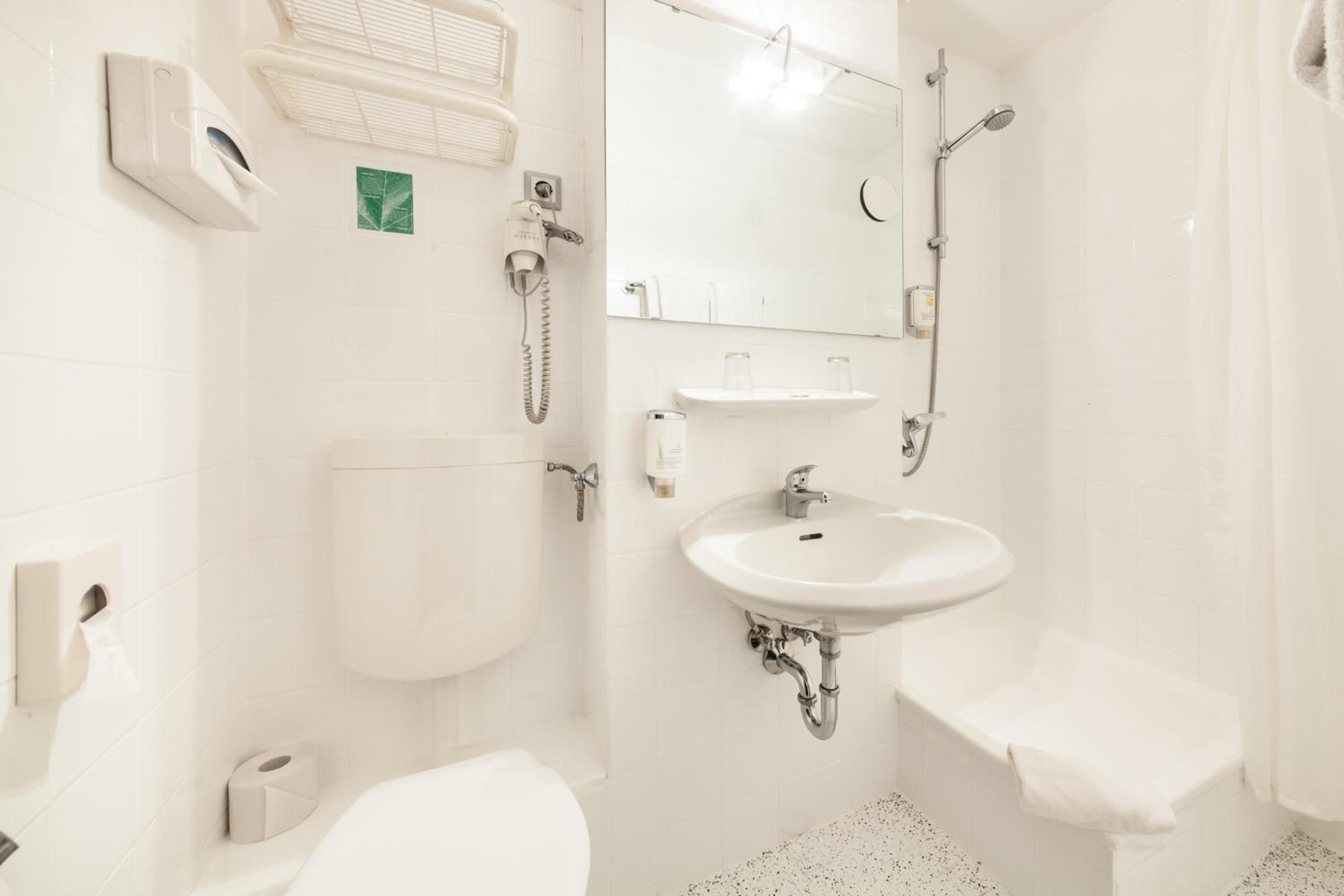 Standard Double Room - Photo 6