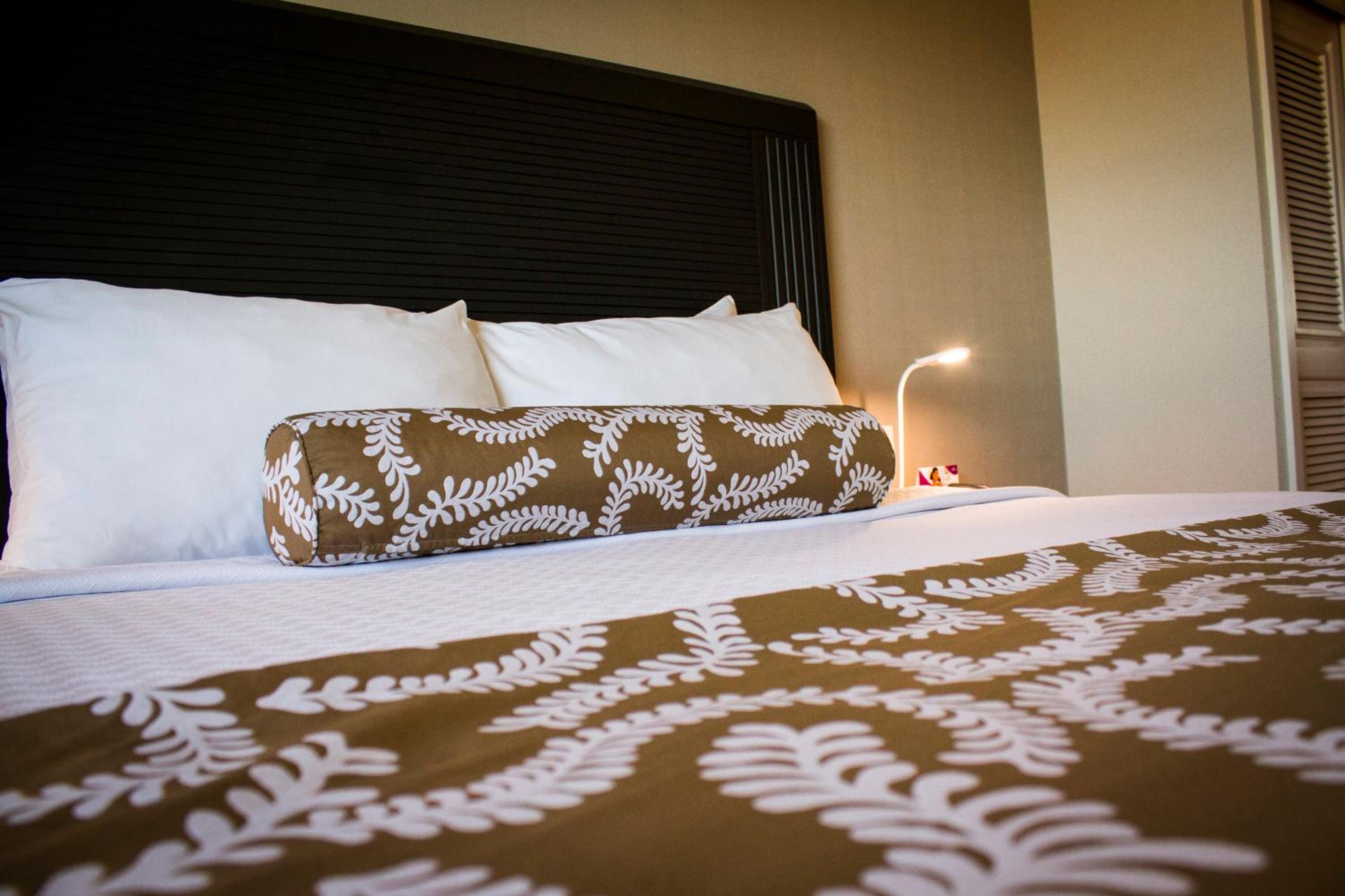Junior King Suite with Lake View - Photo 9