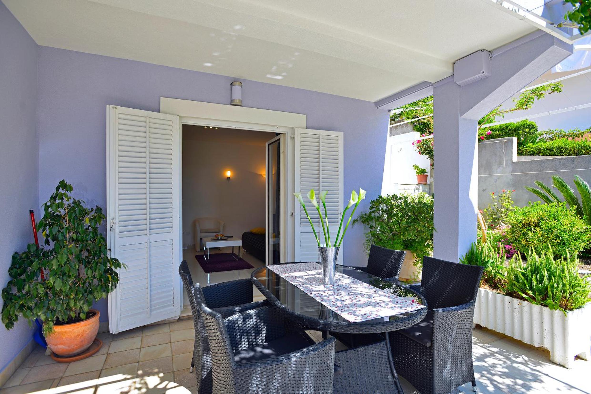 One-Bedroom Apartment with Terrace photo 2