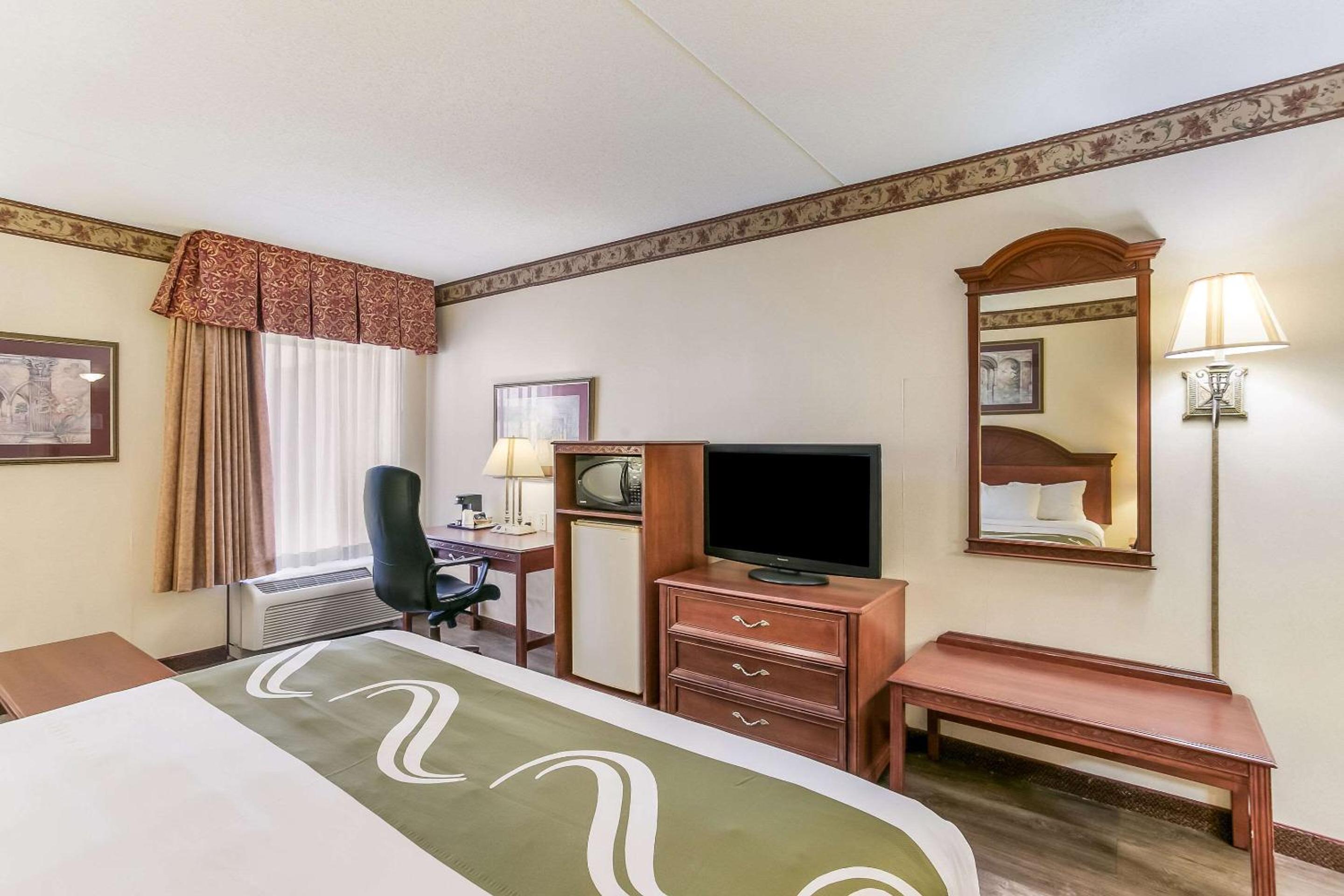 King Room - Non-Smoking - Photo 5