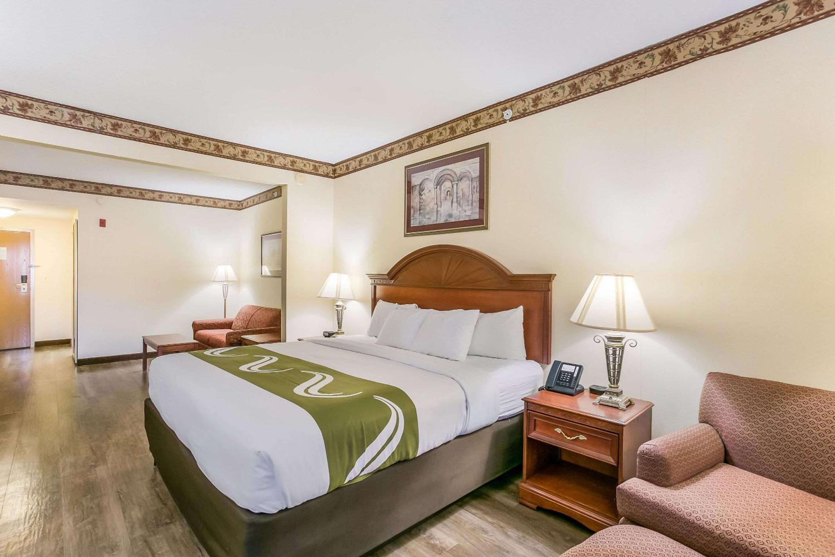 King Suite with Sofa Bed - Non-Smoking - Photo 3