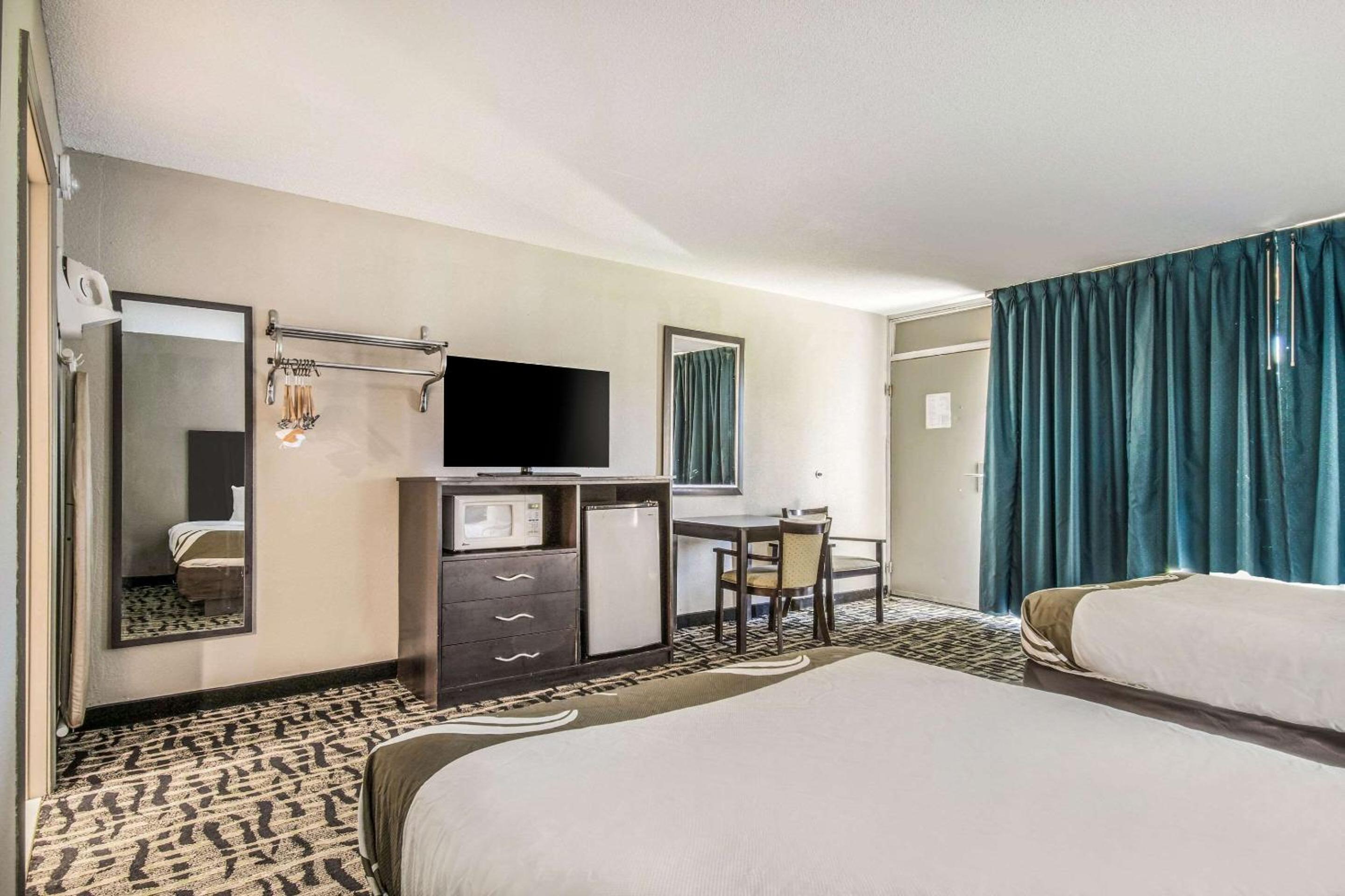 Double Room with Two Double Beds and Tub - Accessible/Non Smoking - Photo 2