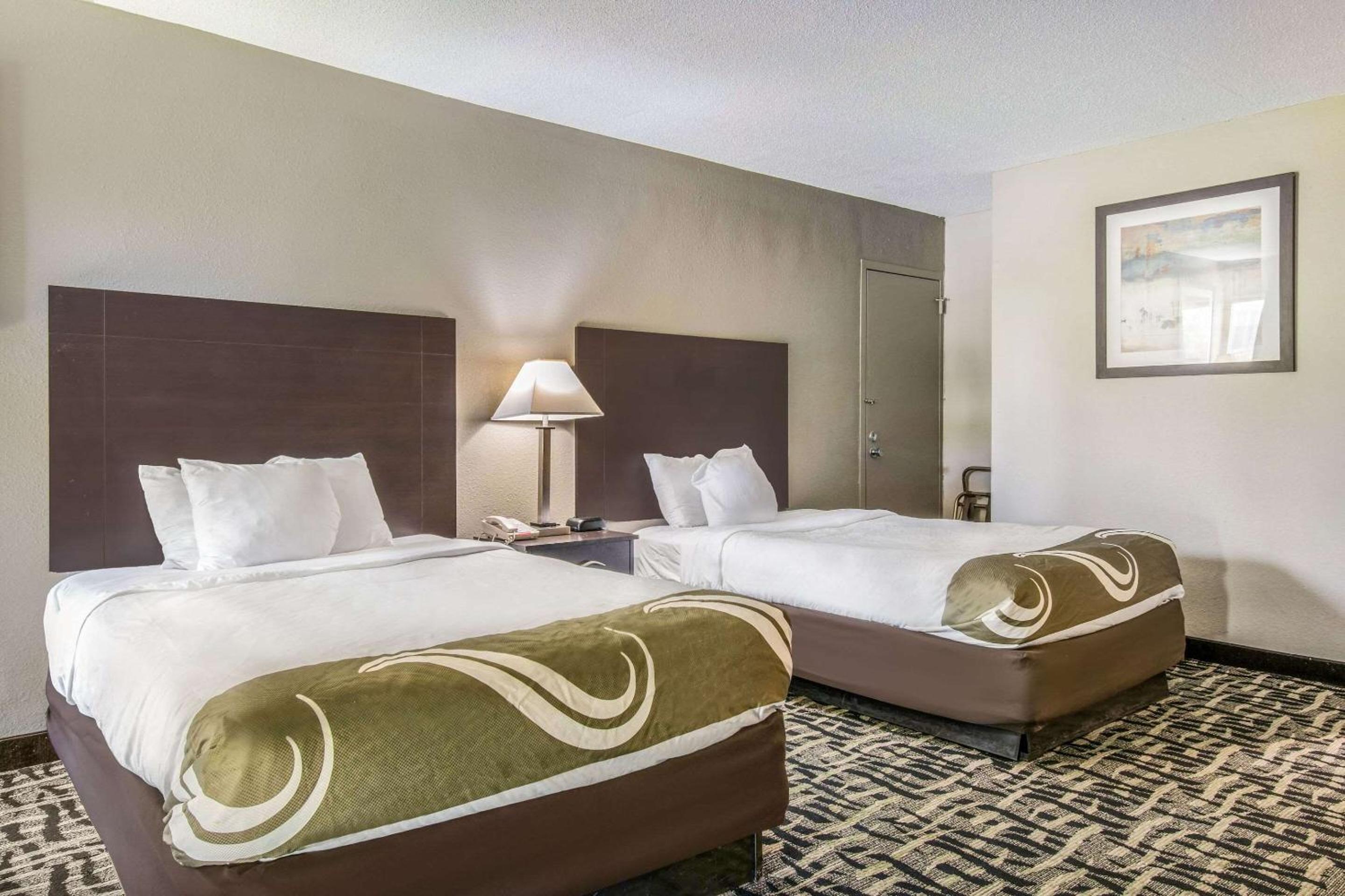 Double Room with Two Double Beds and Tub - Accessible/Non Smoking - Photo 1