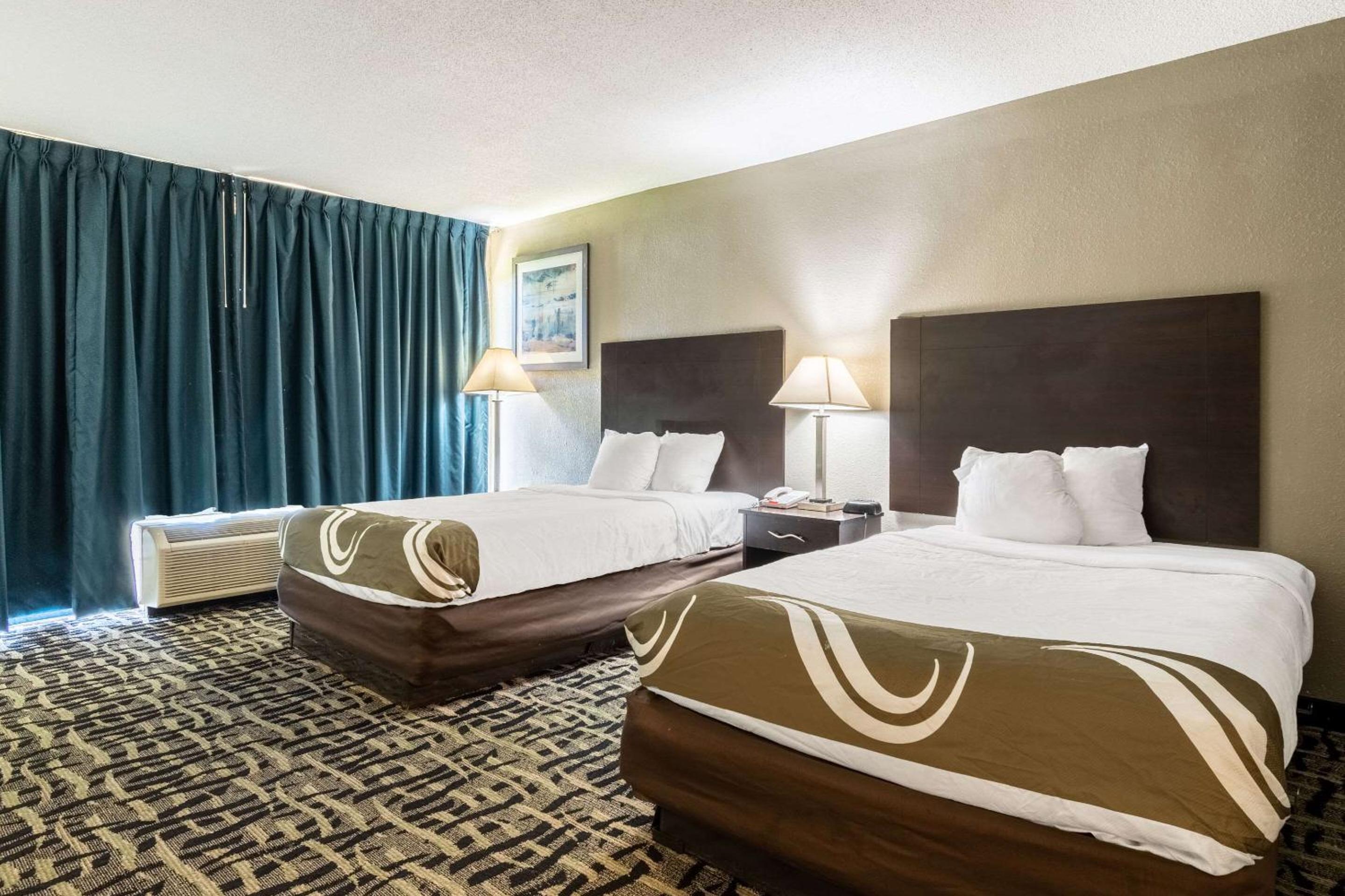 Double Room with Two Double Beds and Tub - Accessible/Non Smoking - Photo 3