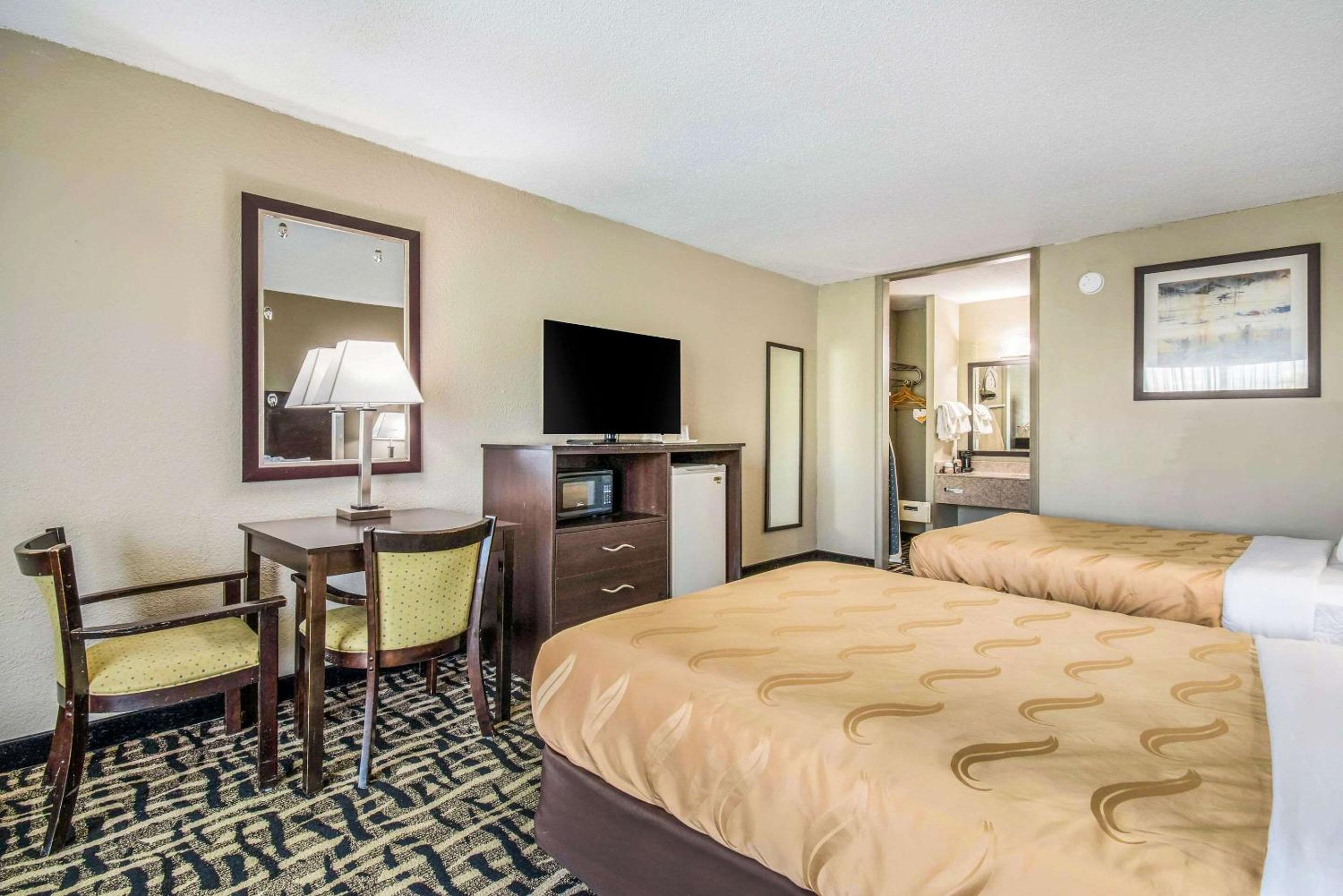 Double Room with Two Double Beds - Non-Smoking - Photo 2