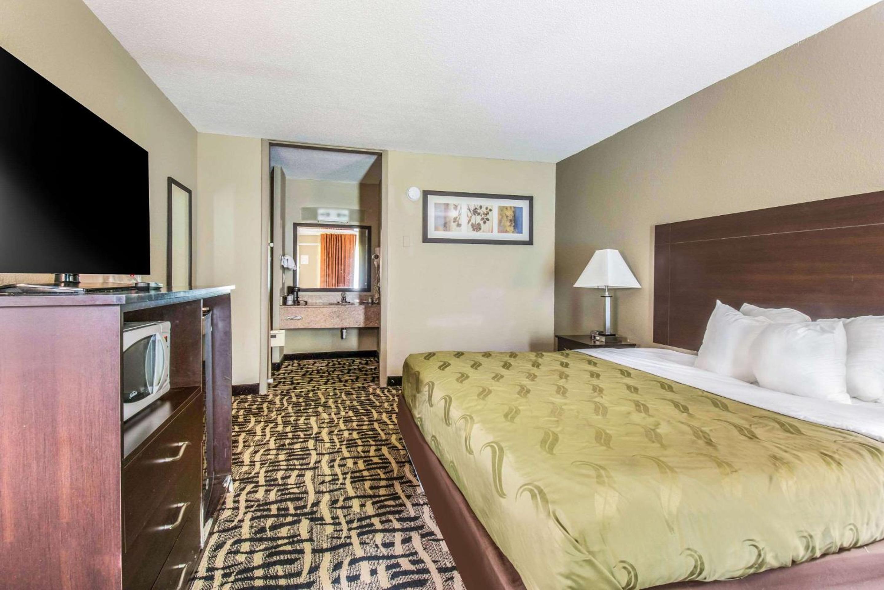 King Room - Non-Smoking - Photo 5