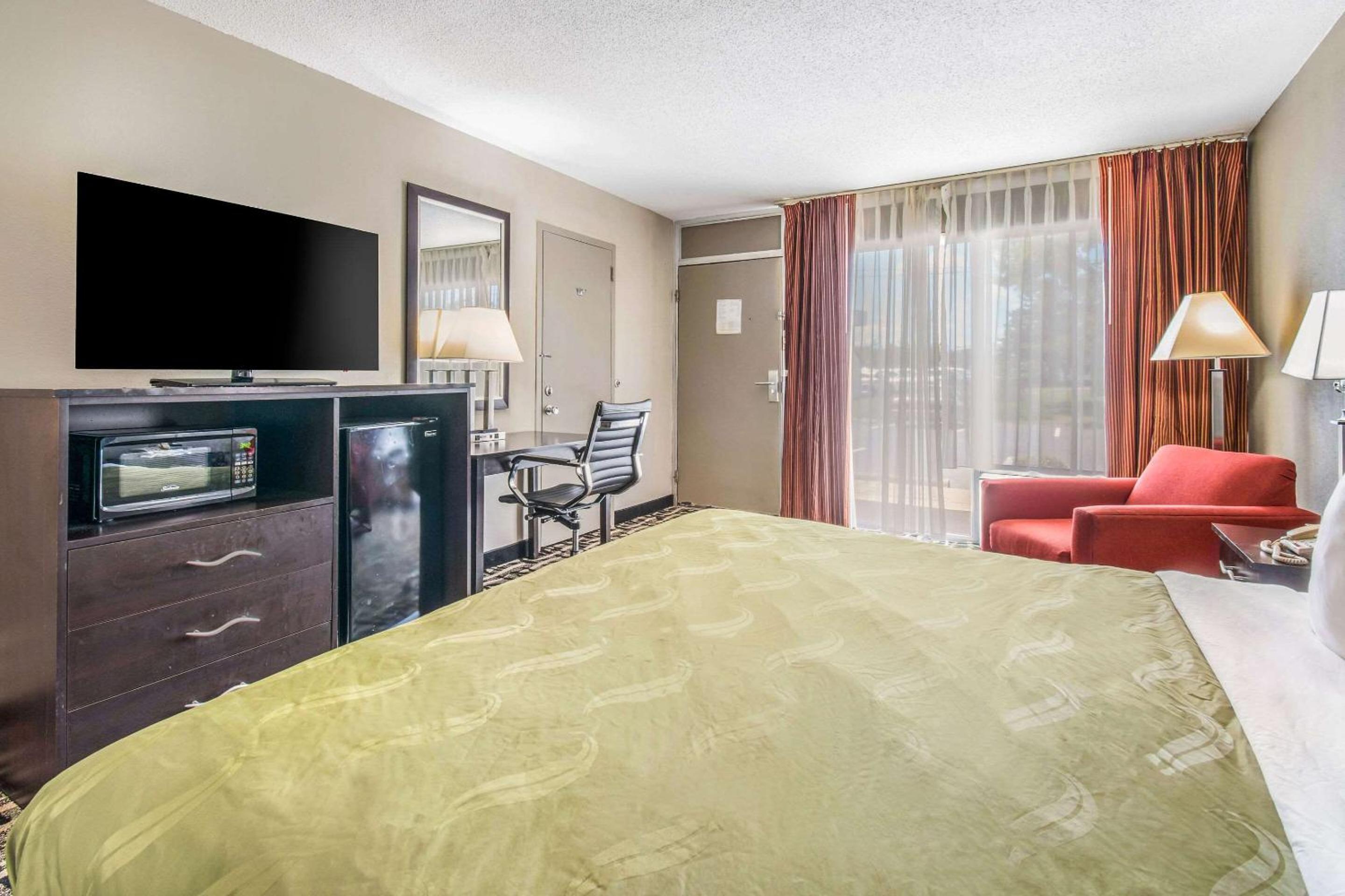 King Room - Non-Smoking - Photo 2