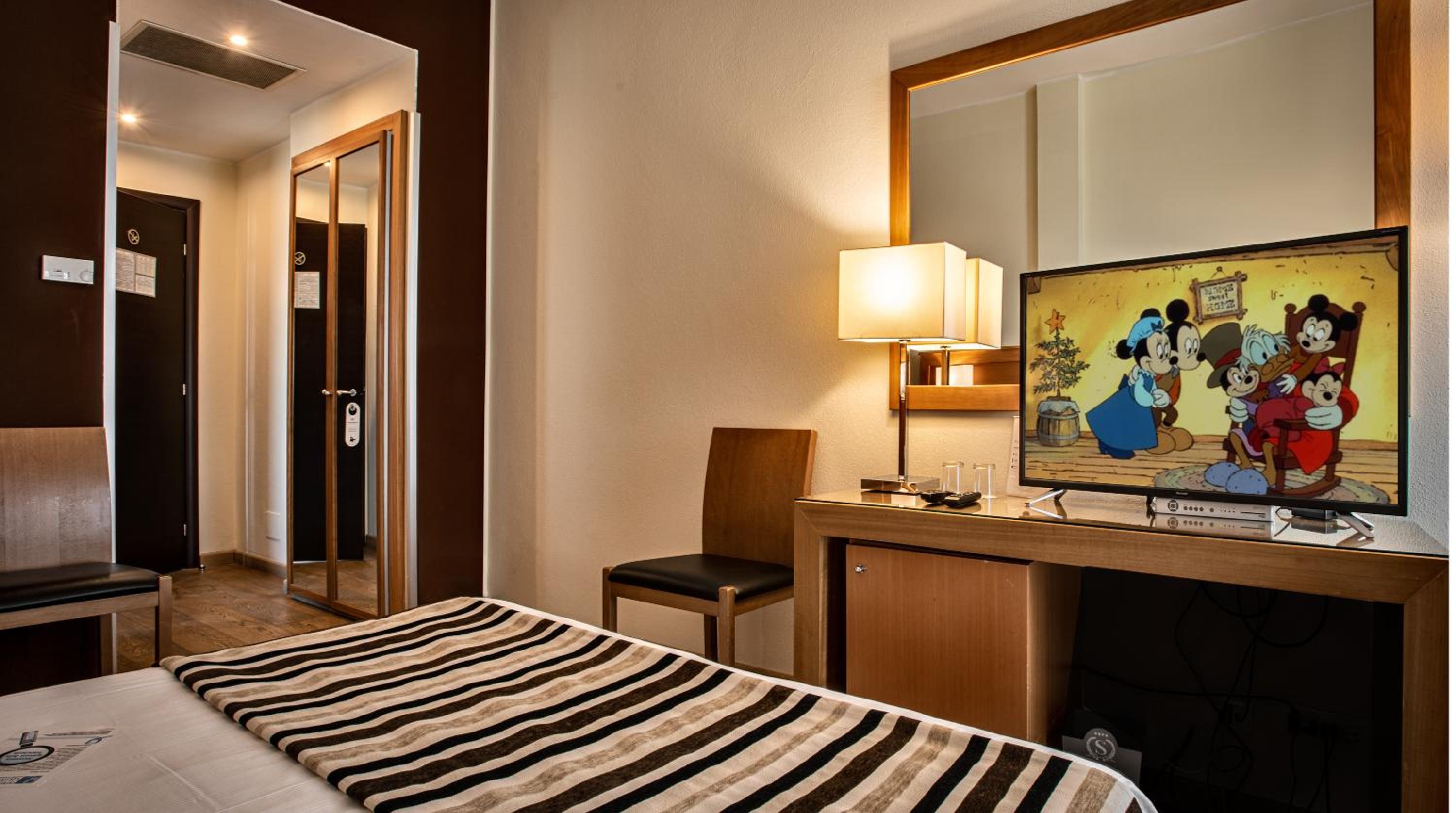 Standard Family Room - Photo 13