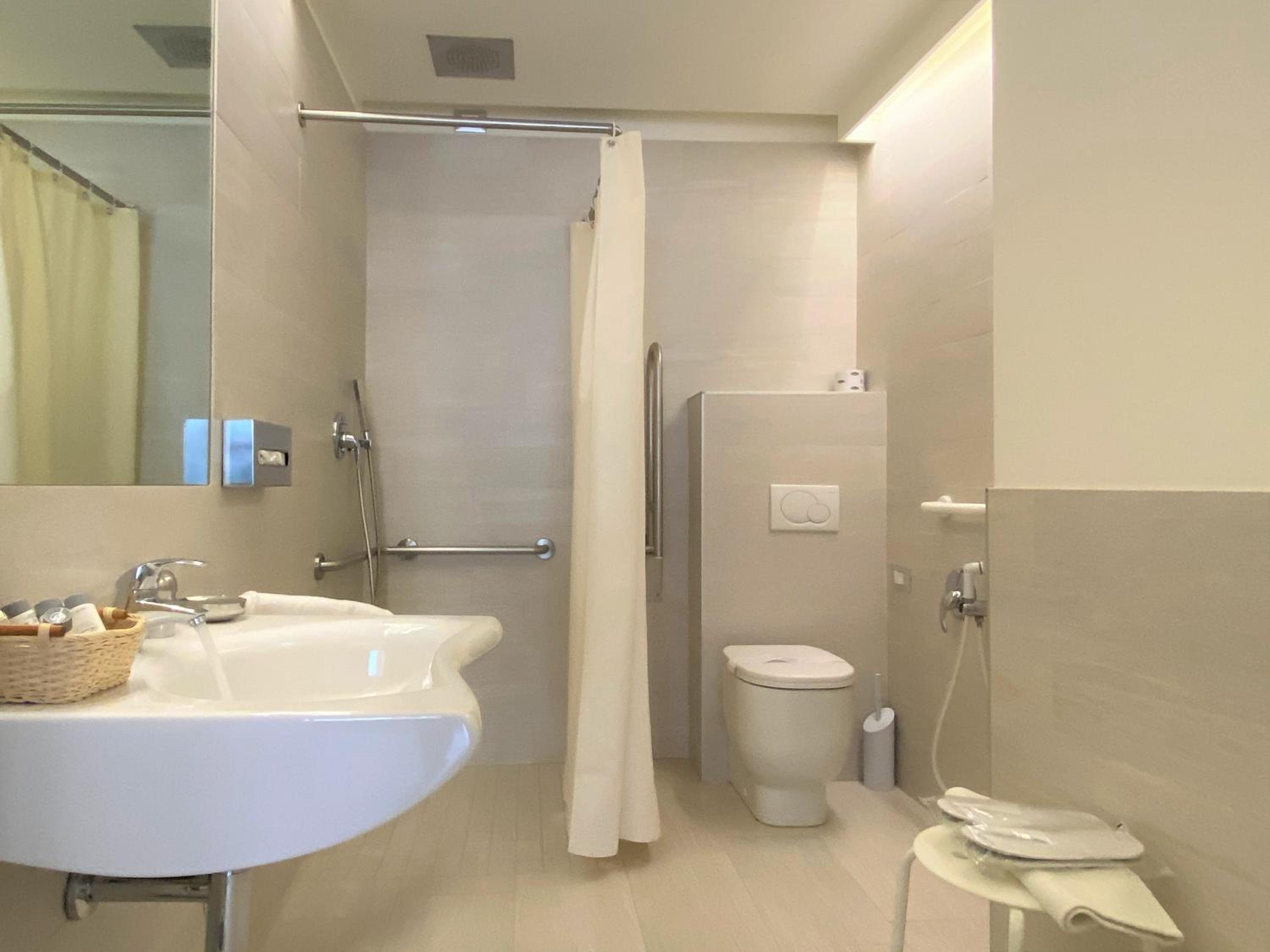 Double Room - Disability Access photo 3