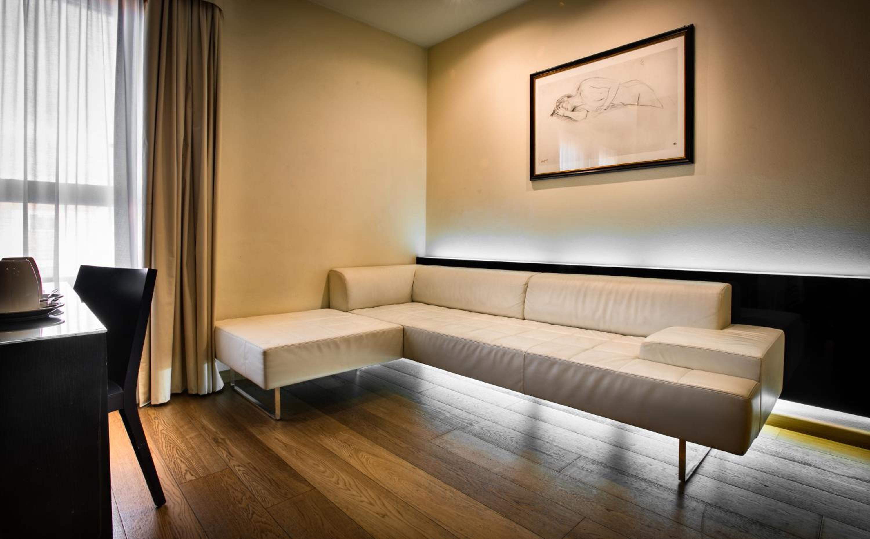 Suite - Photo 23