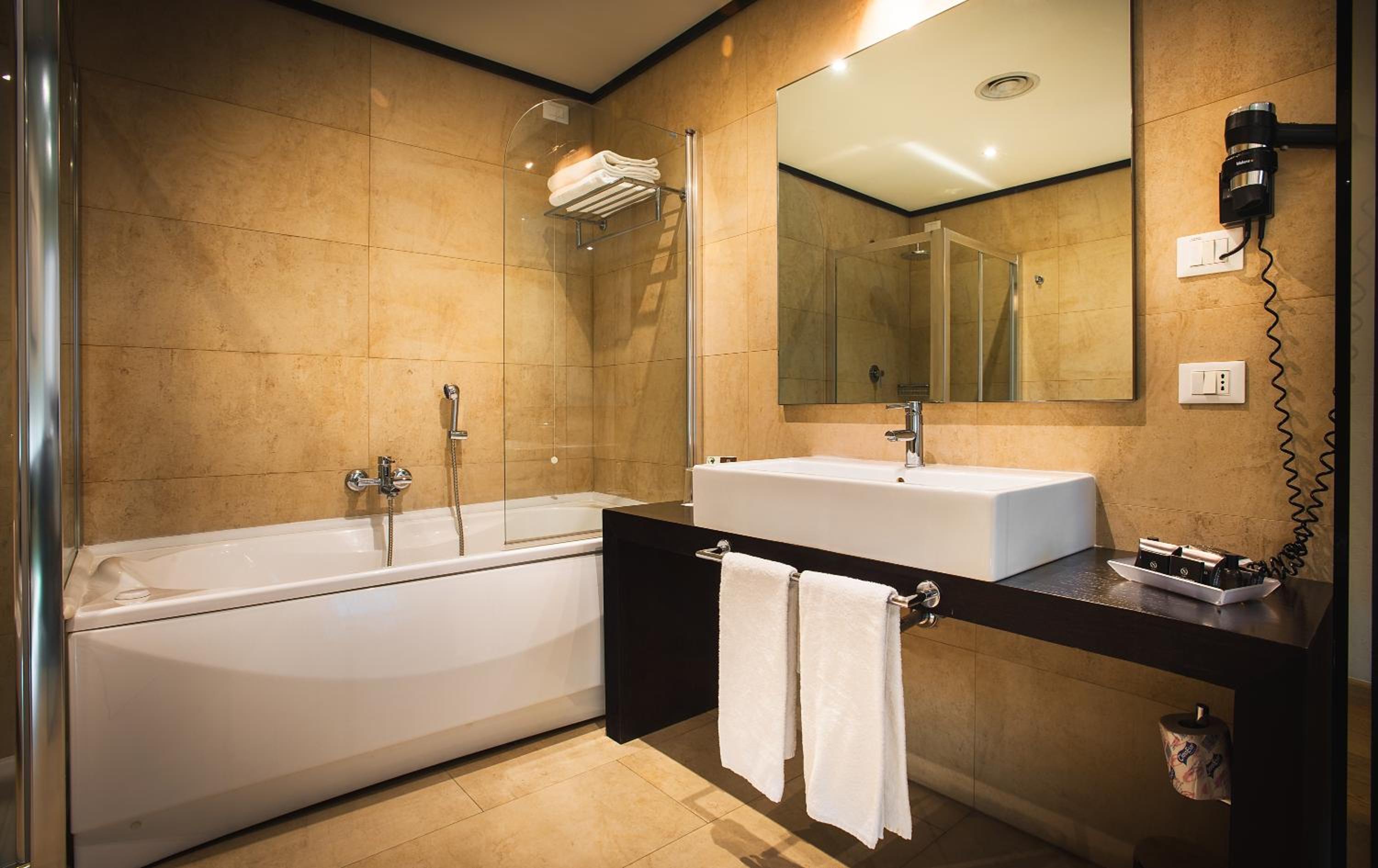 Suite - Photo 9