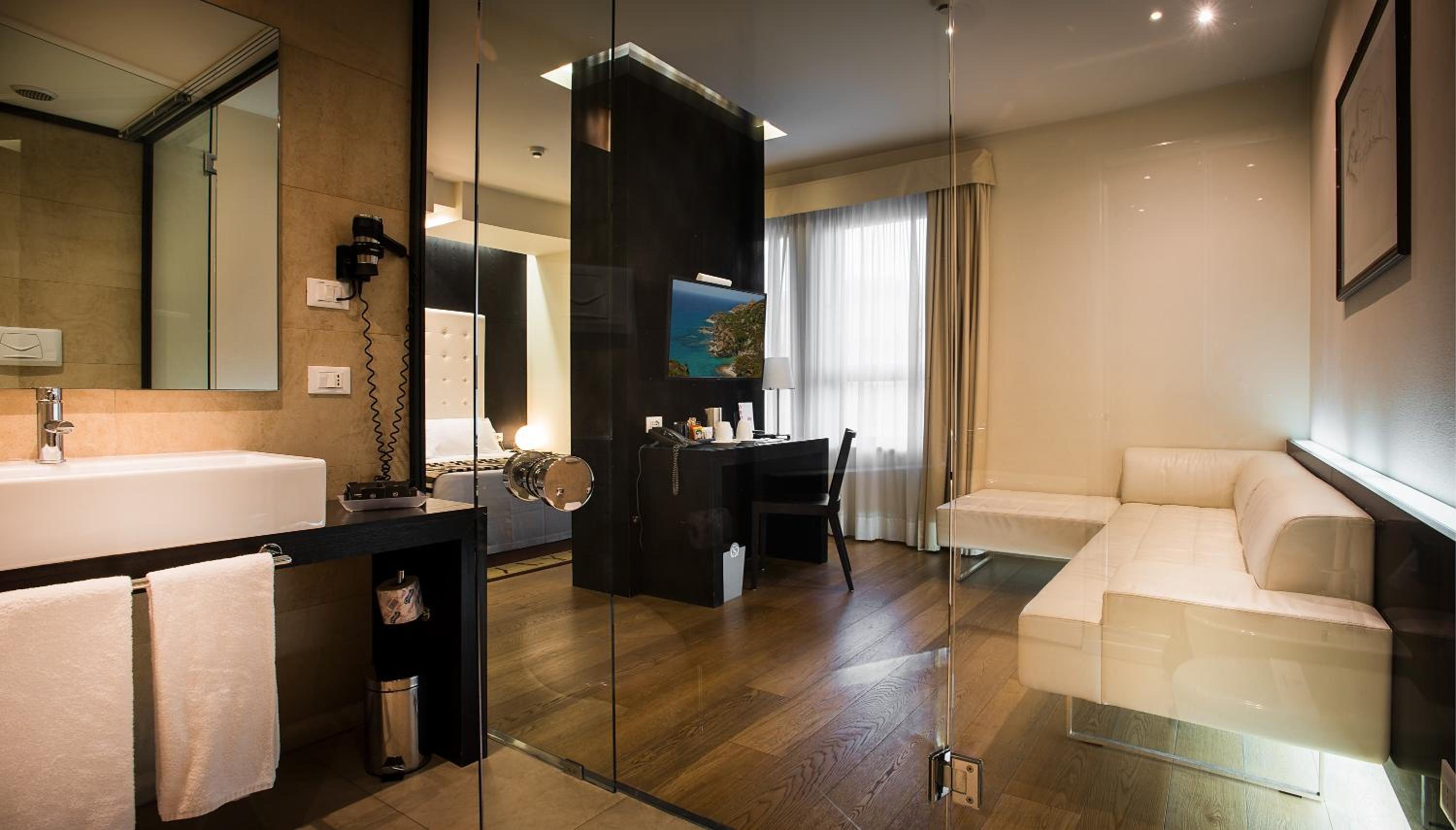 Suite - Photo 2