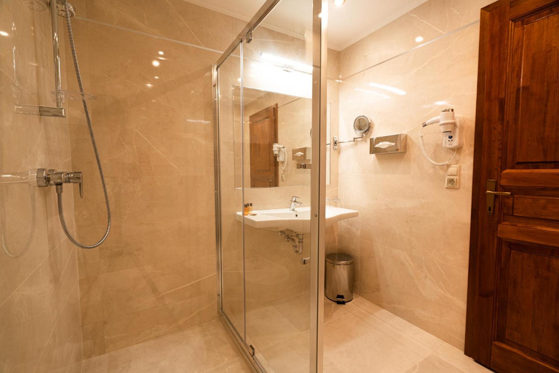 Deluxe Double Room with Balcony - Photo 7