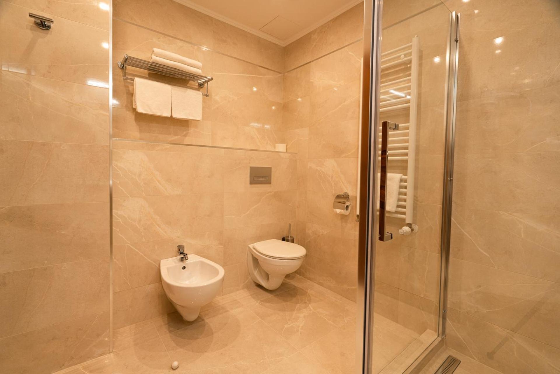 Deluxe Double Room with Balcony - Photo 8