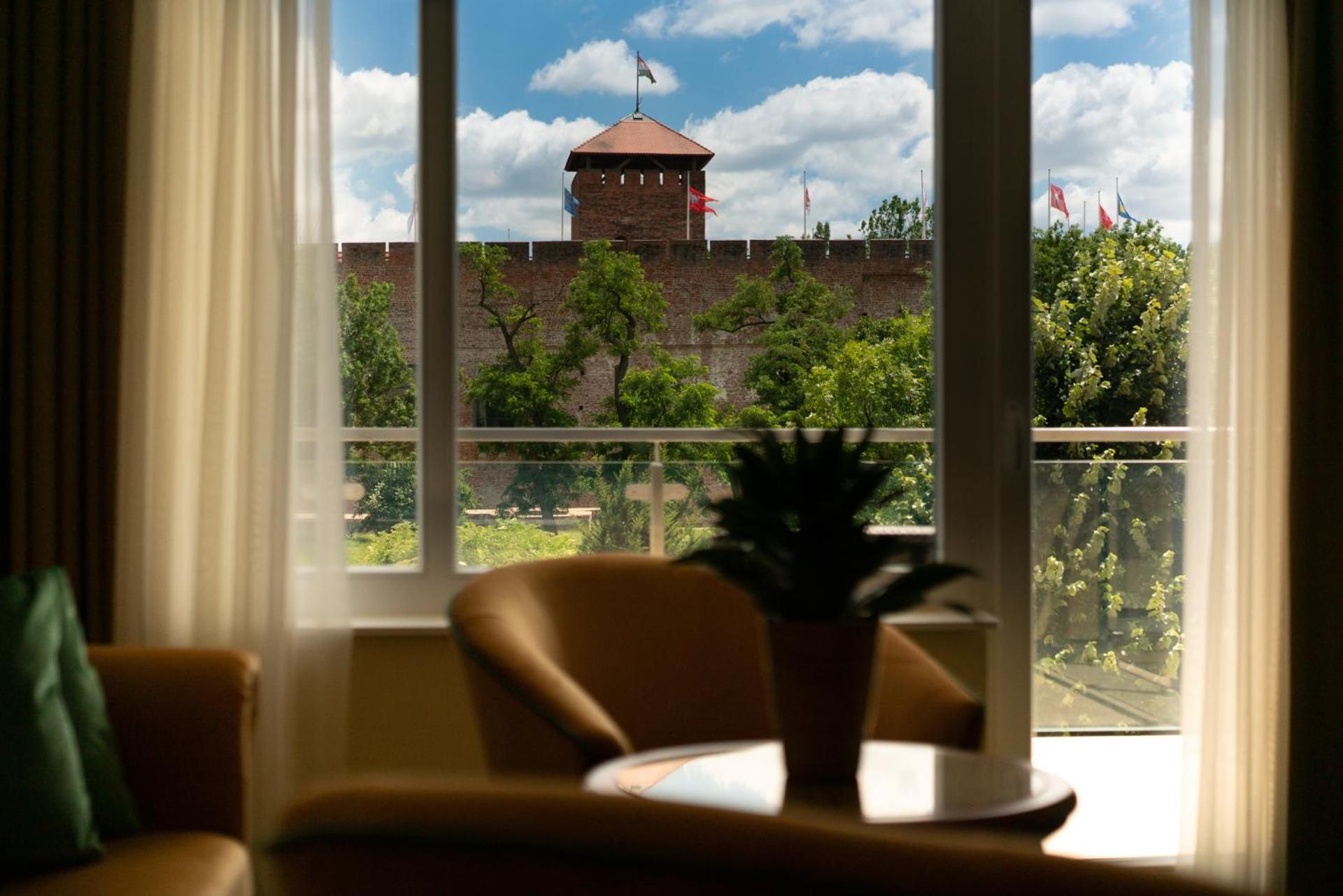 Deluxe Double Room with Balcony - Photo 4