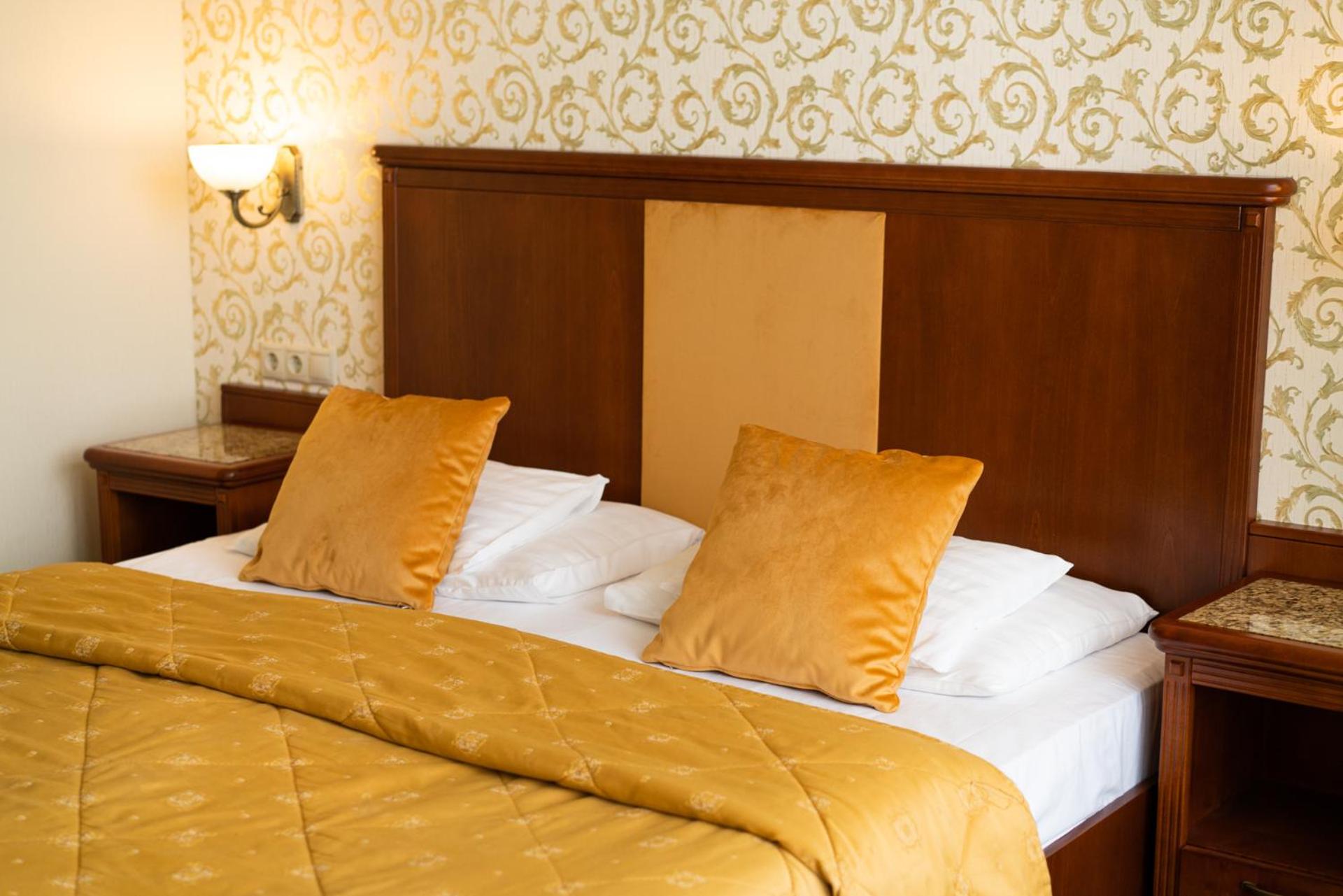 Deluxe Double Room with Balcony - Photo 5