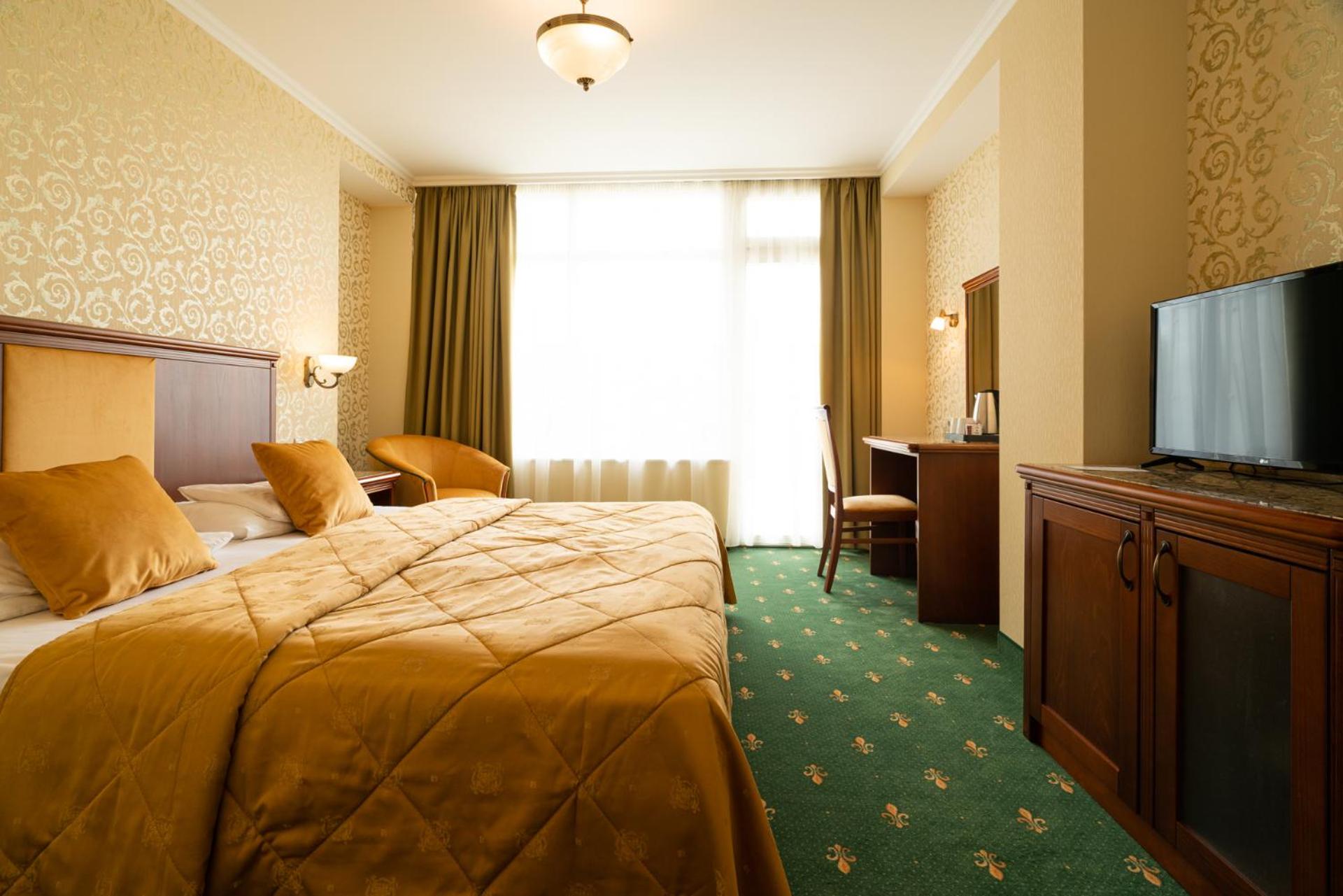 Deluxe Double Room with Balcony - Photo 6
