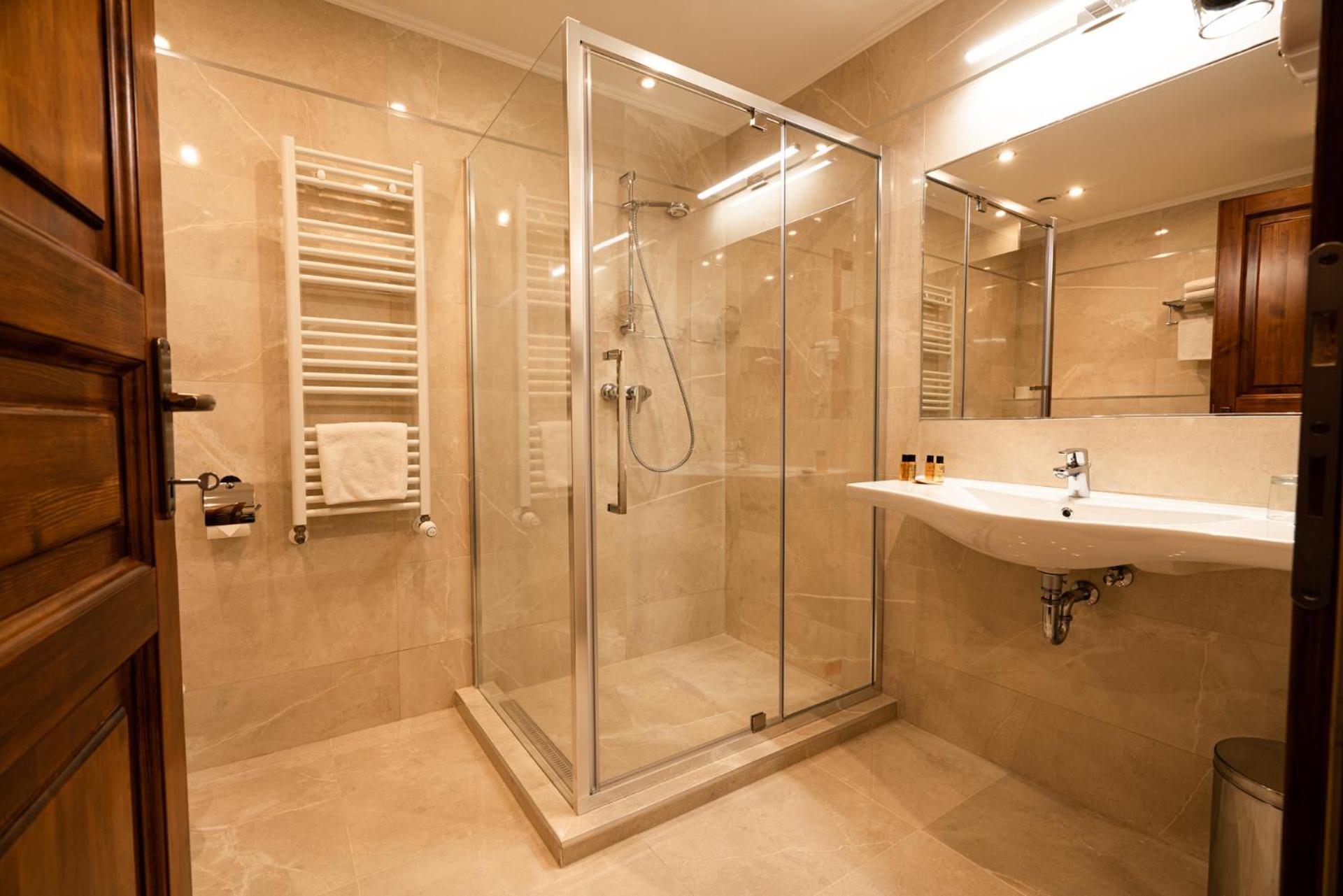 Deluxe Double Room with Balcony - Photo 9