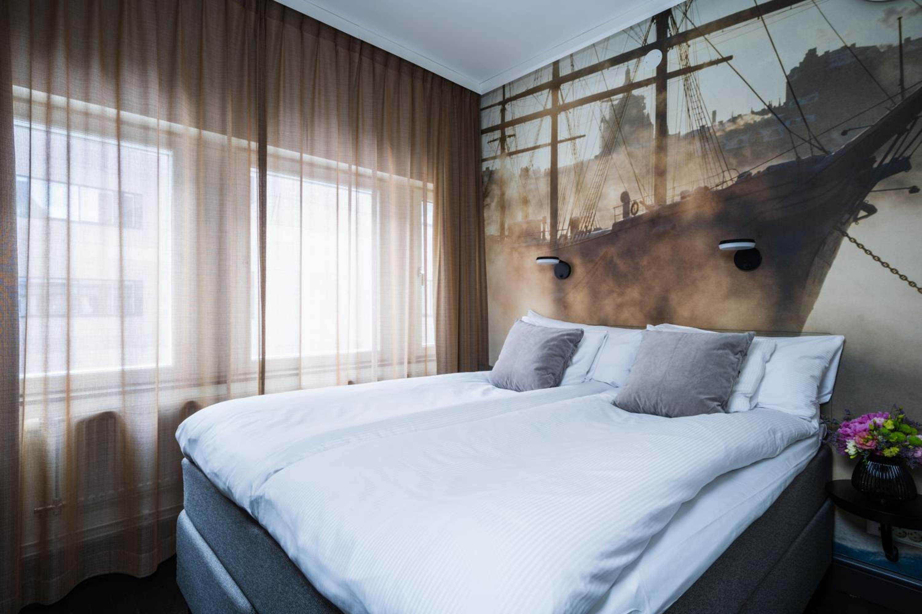 Deluxe Queen Room - 63 in bed