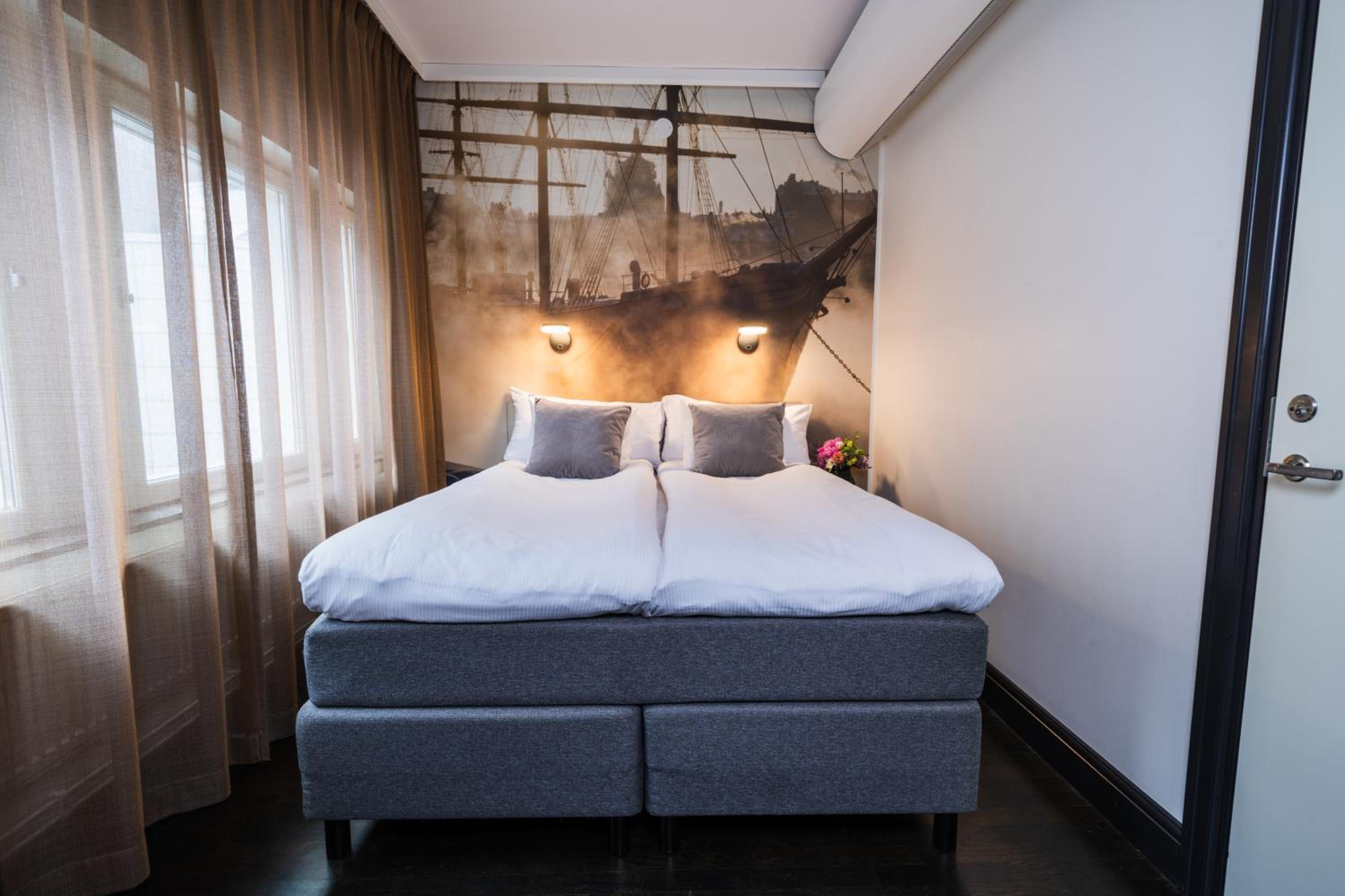 Deluxe Queen Room - 63 in bed