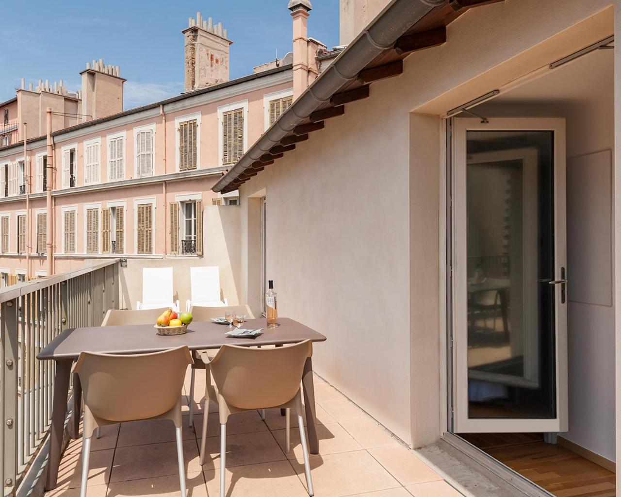 Apartment with Terrace - Photo 2