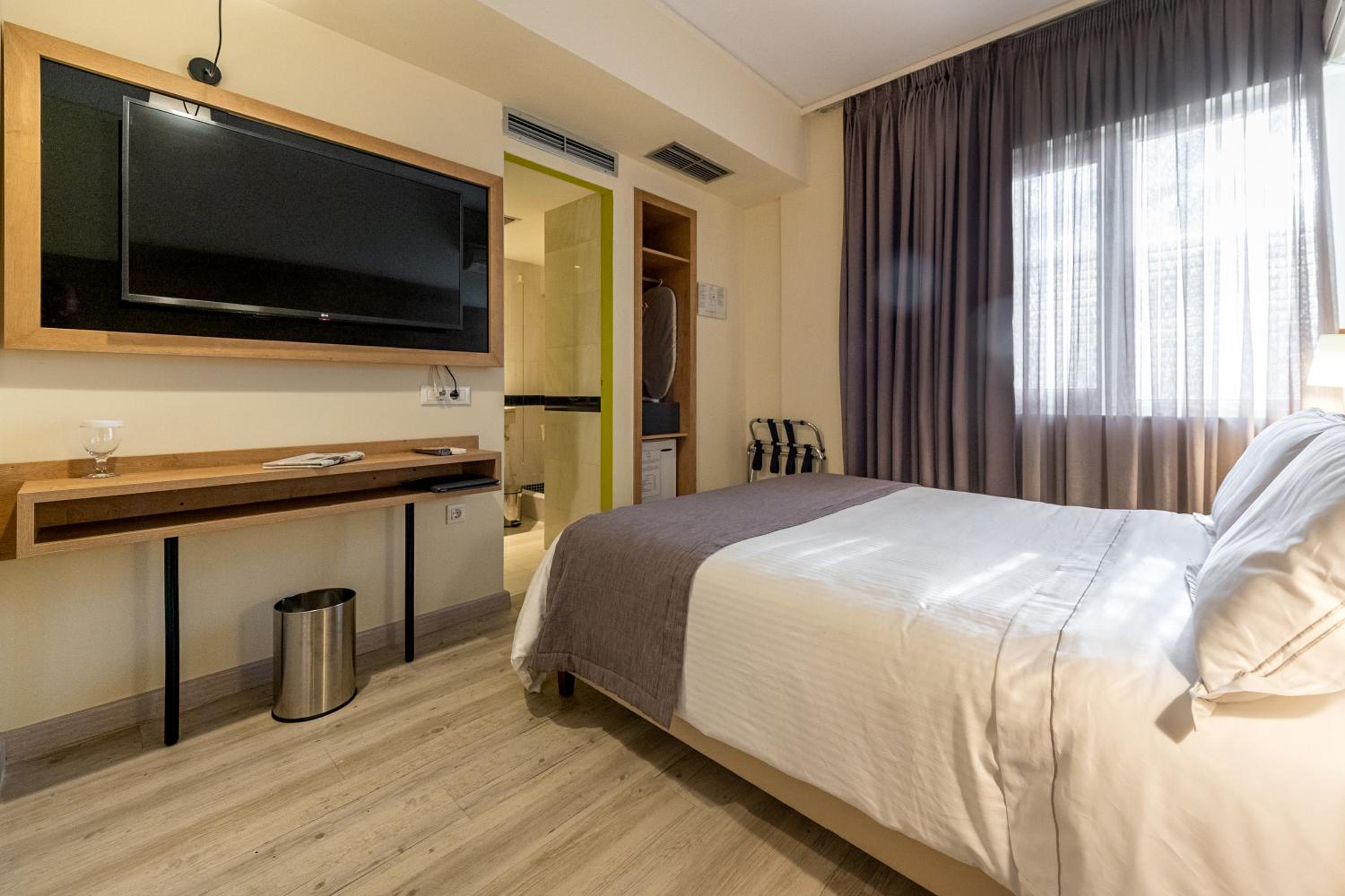 Interior Double Room thumbnail 5