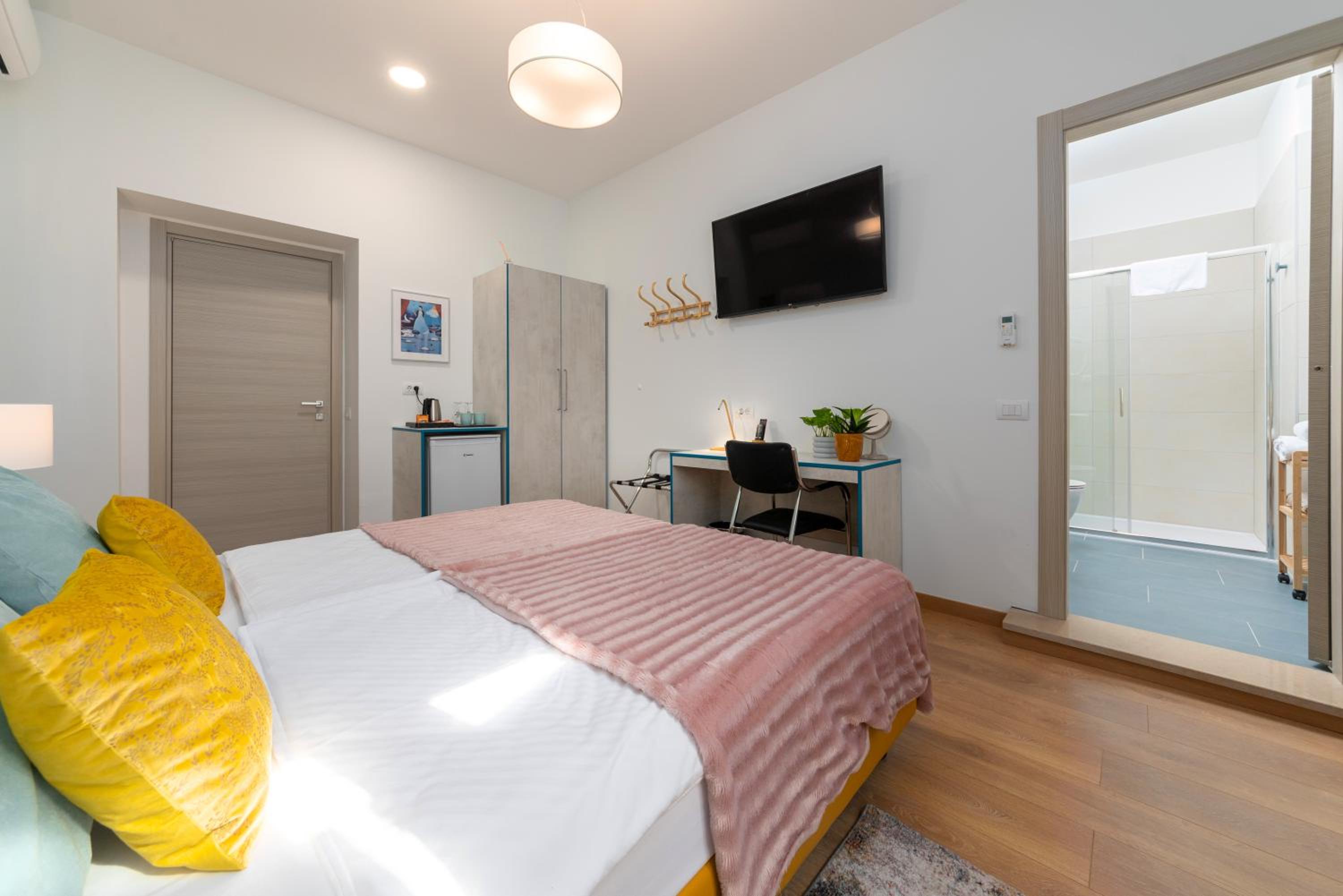 Superior Double or Twin Room - Photo 13