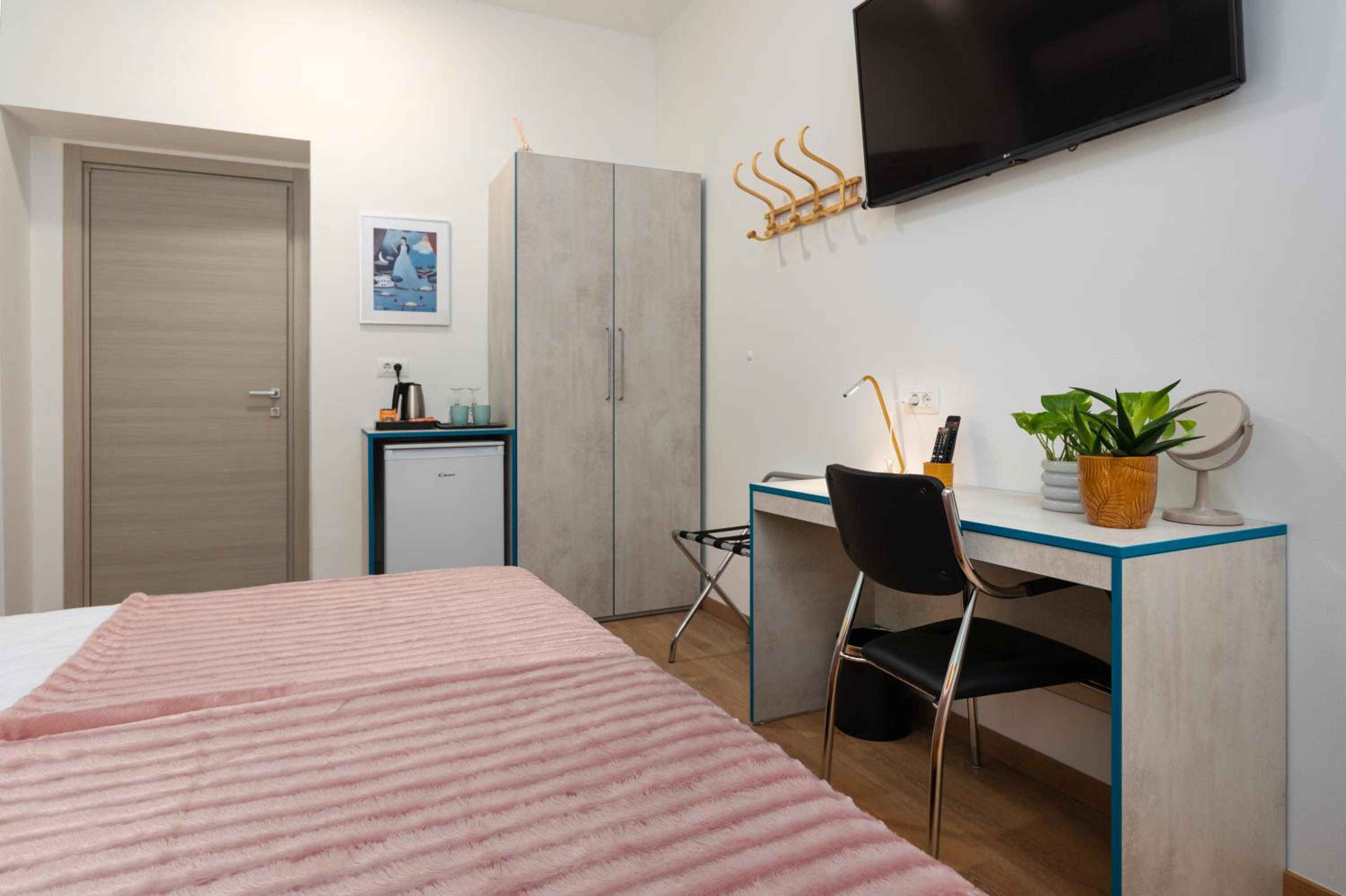 Superior Double or Twin Room - Photo 11