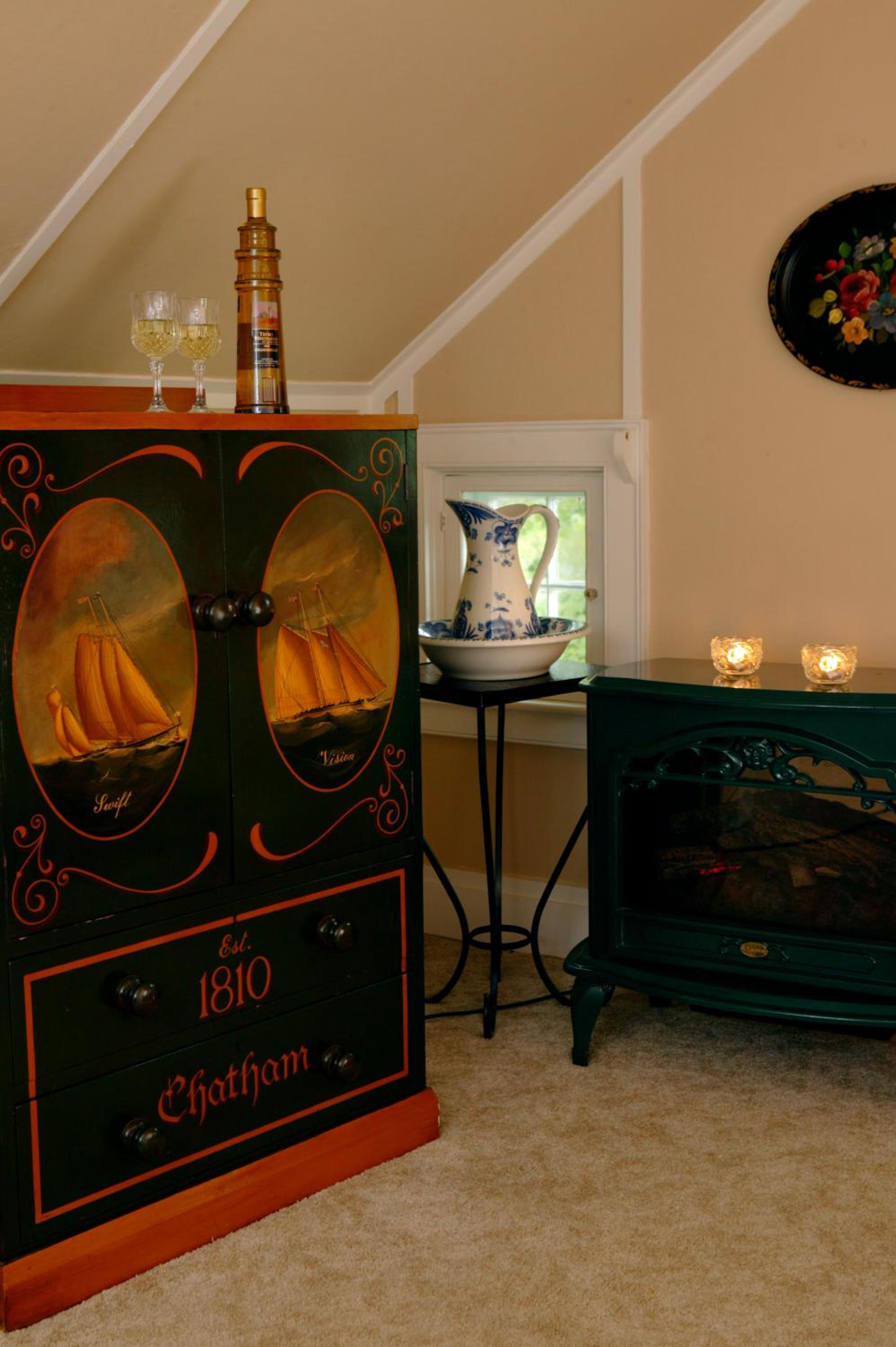 Standard Queen Suite with Fireplace - Cottage (Hideaway) photo 2