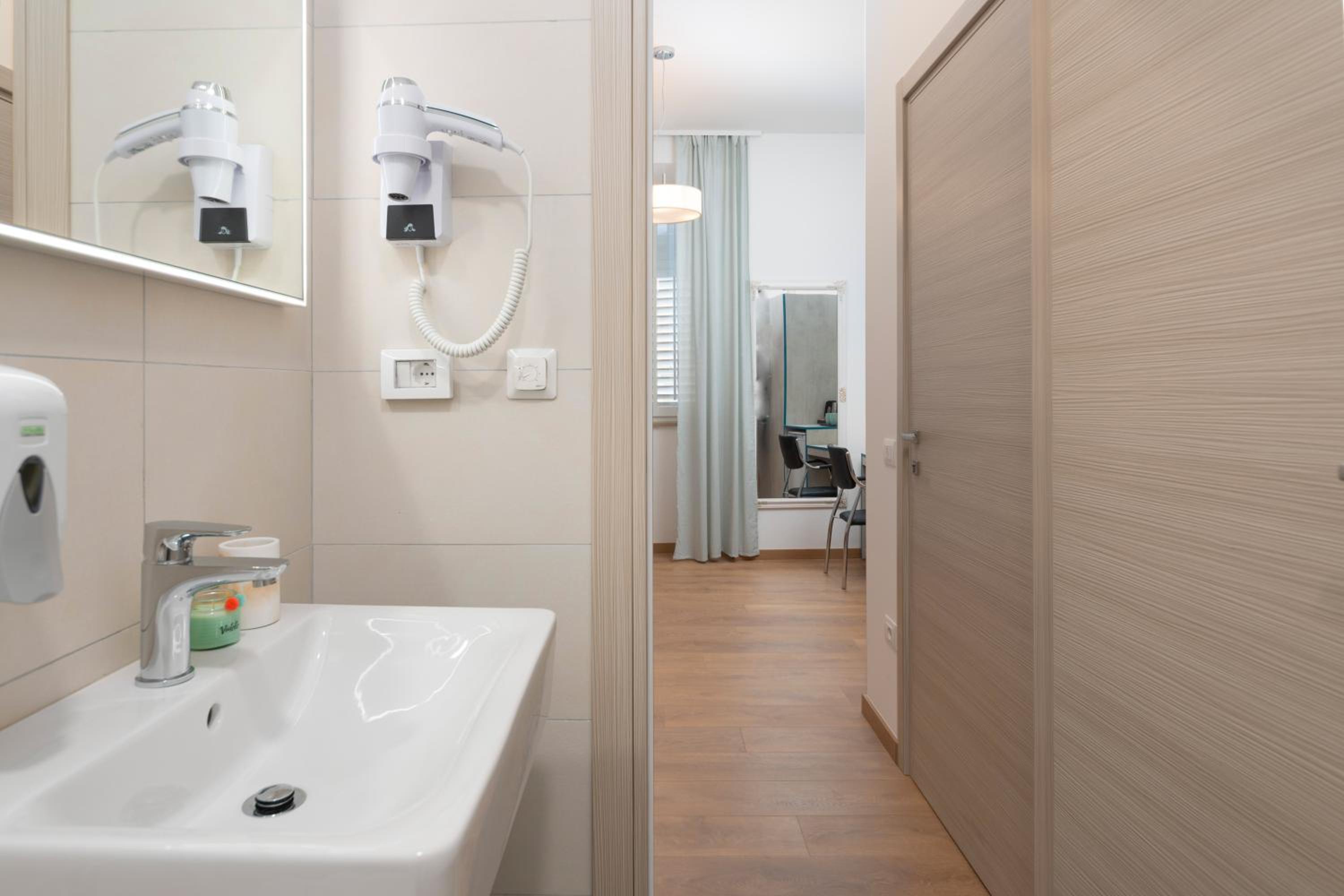Superior Double or Twin Room - Photo 8