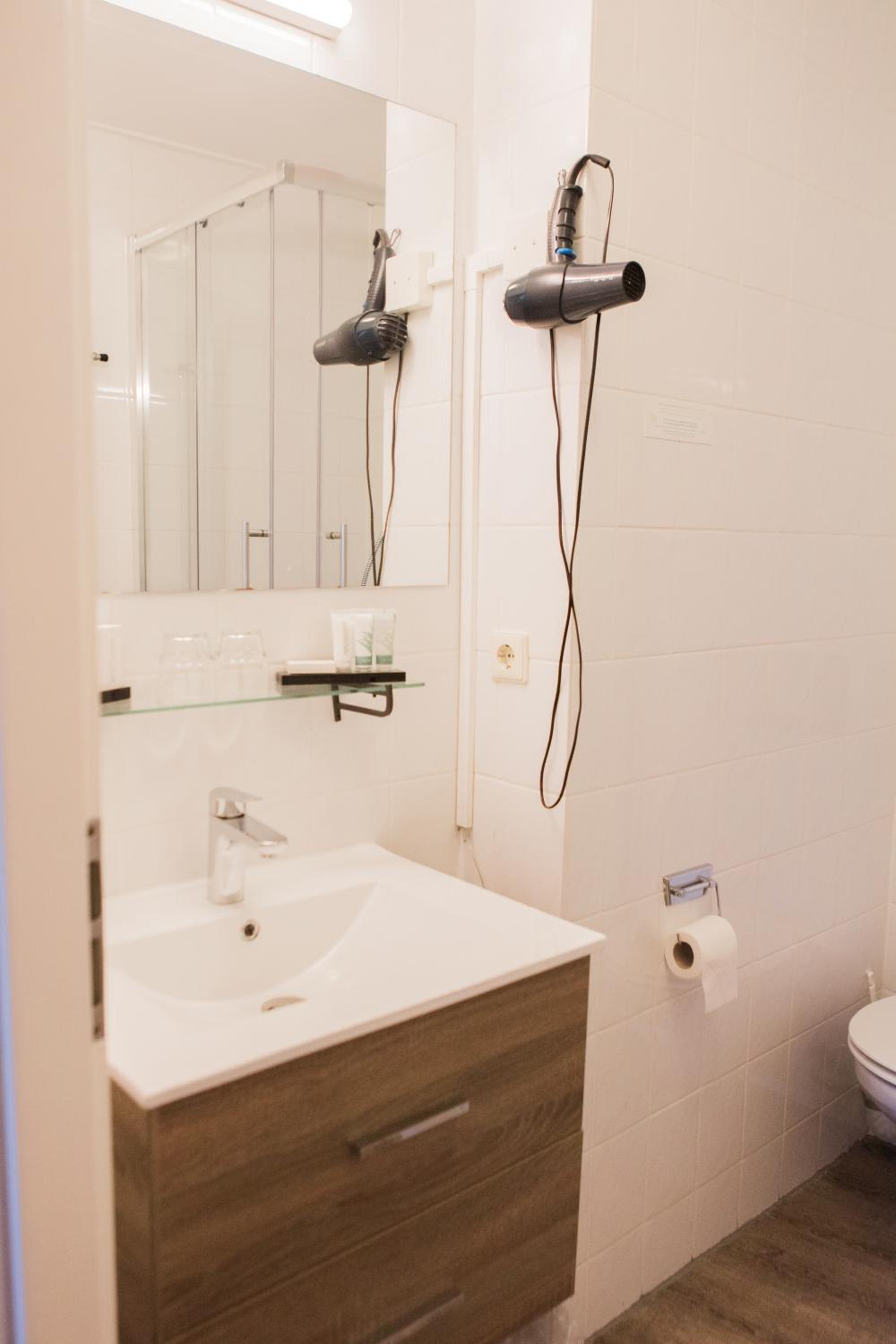 Standard Twin Room - Photo 3