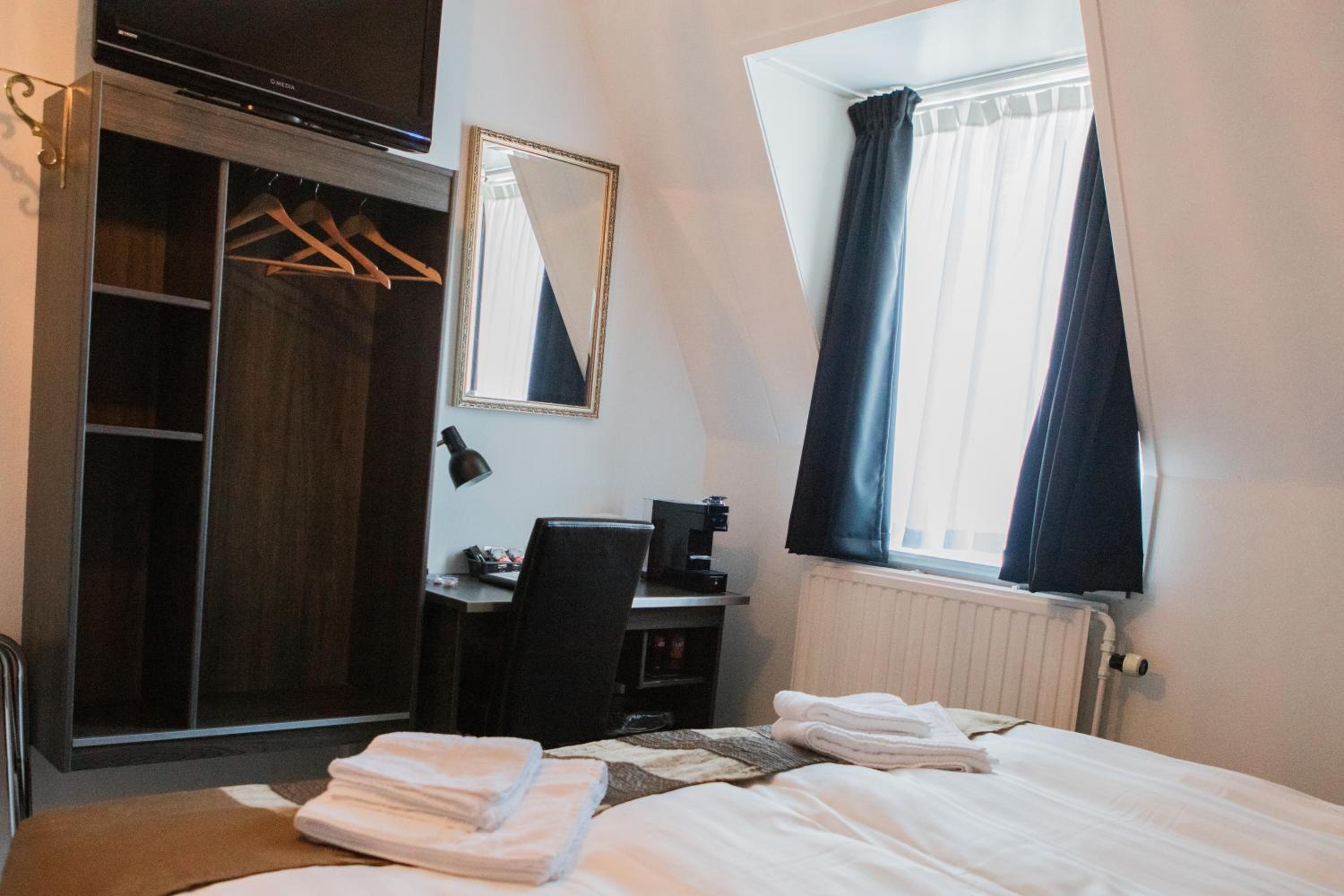 Standard Twin Room - Photo 1