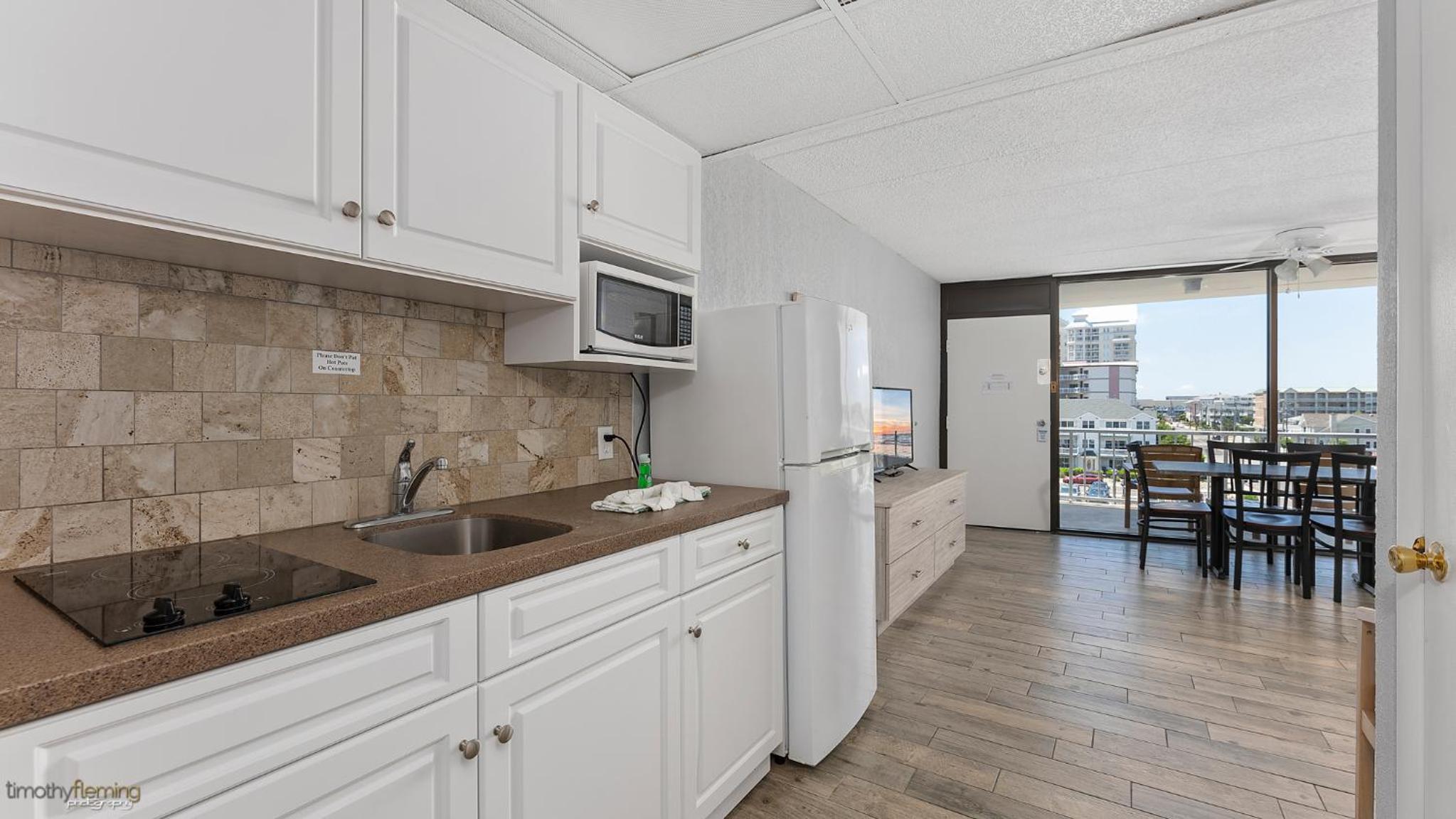 One Bedroom Suite with Partial Ocean View photo 3