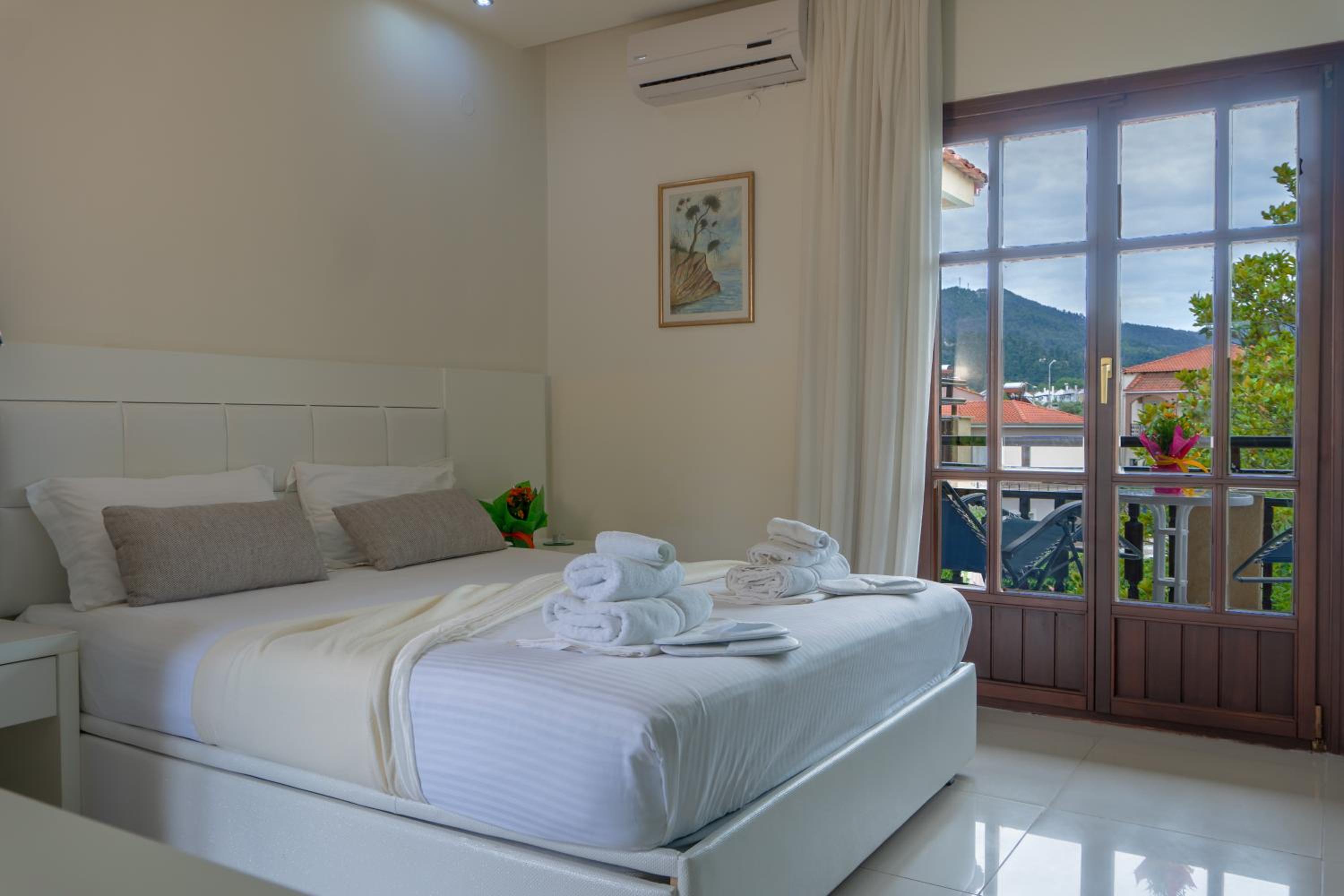 Deluxe Double Room With Extra Bed - Photo 7