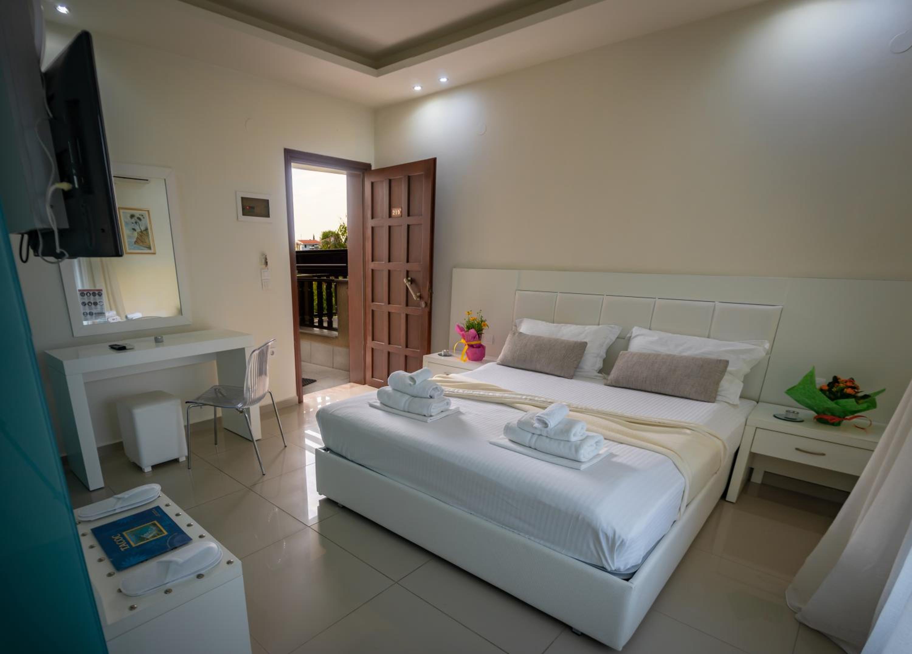 Deluxe Double Room With Extra Bed - Photo 5
