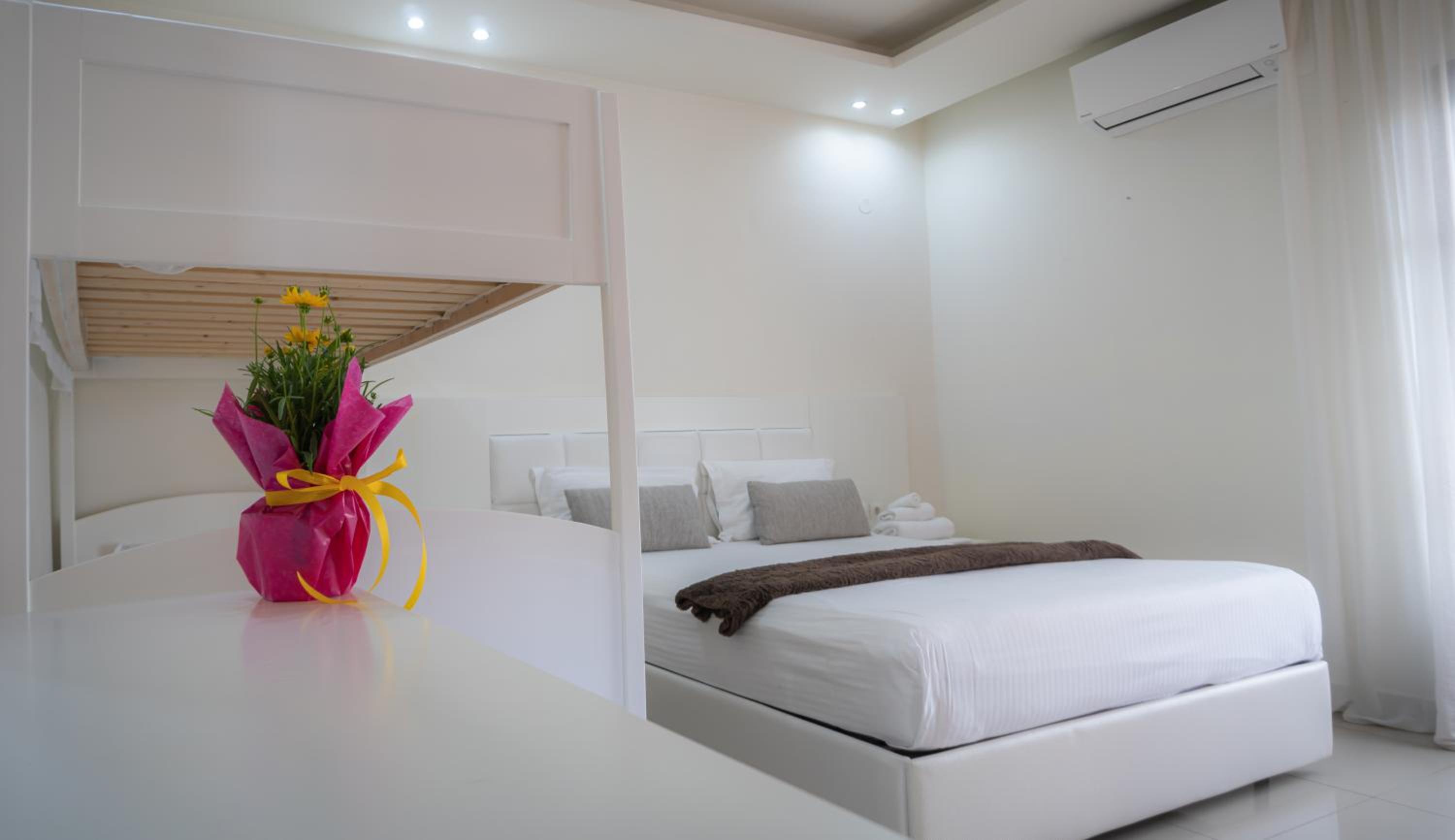 Deluxe Double Room With Extra Bed - Photo 1