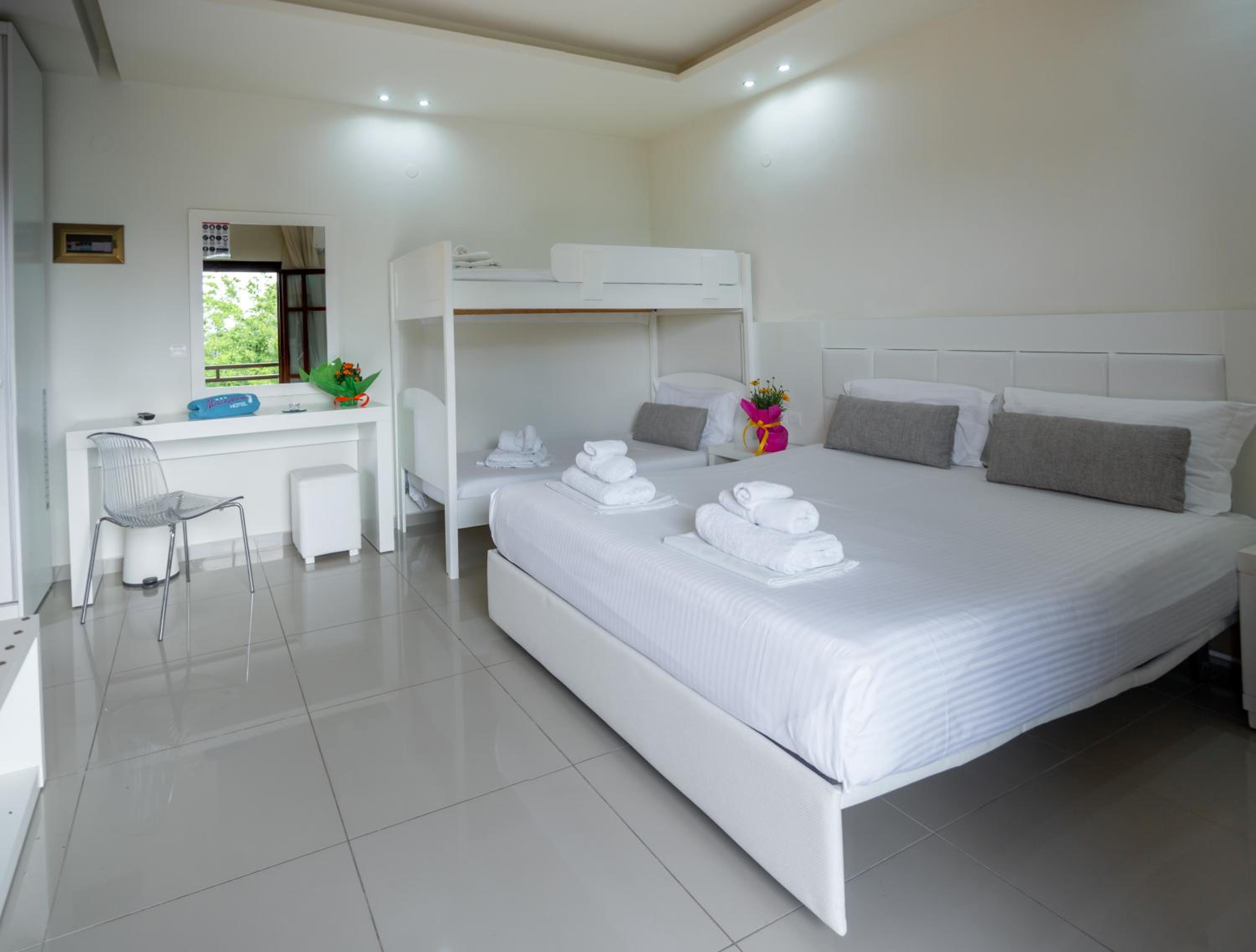 Deluxe Double Room With Extra Bed - Photo 11