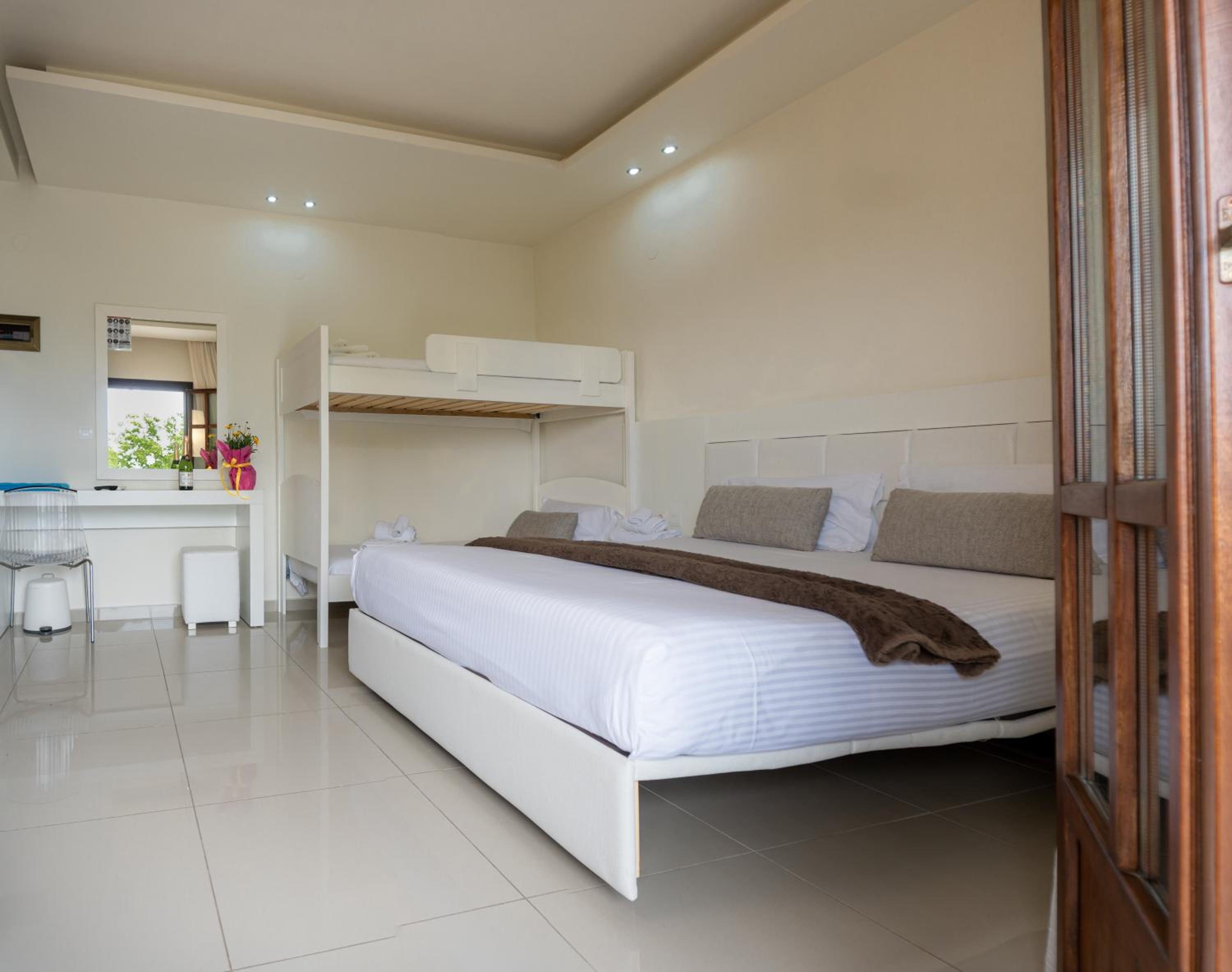 Deluxe Double Room With Extra Bed - Photo 3