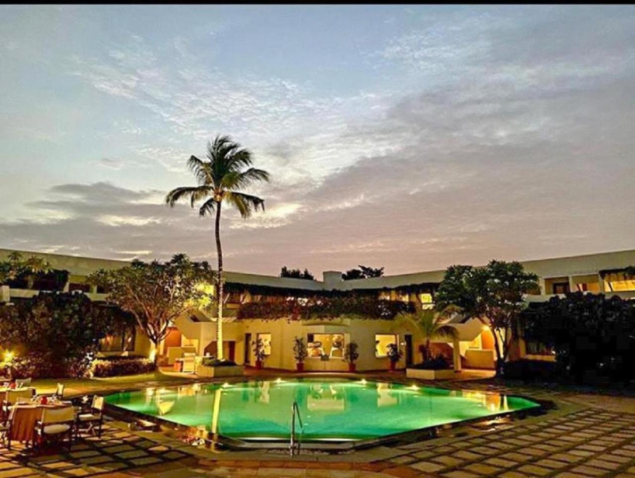 Deluxe Pool View – Twin photo 3