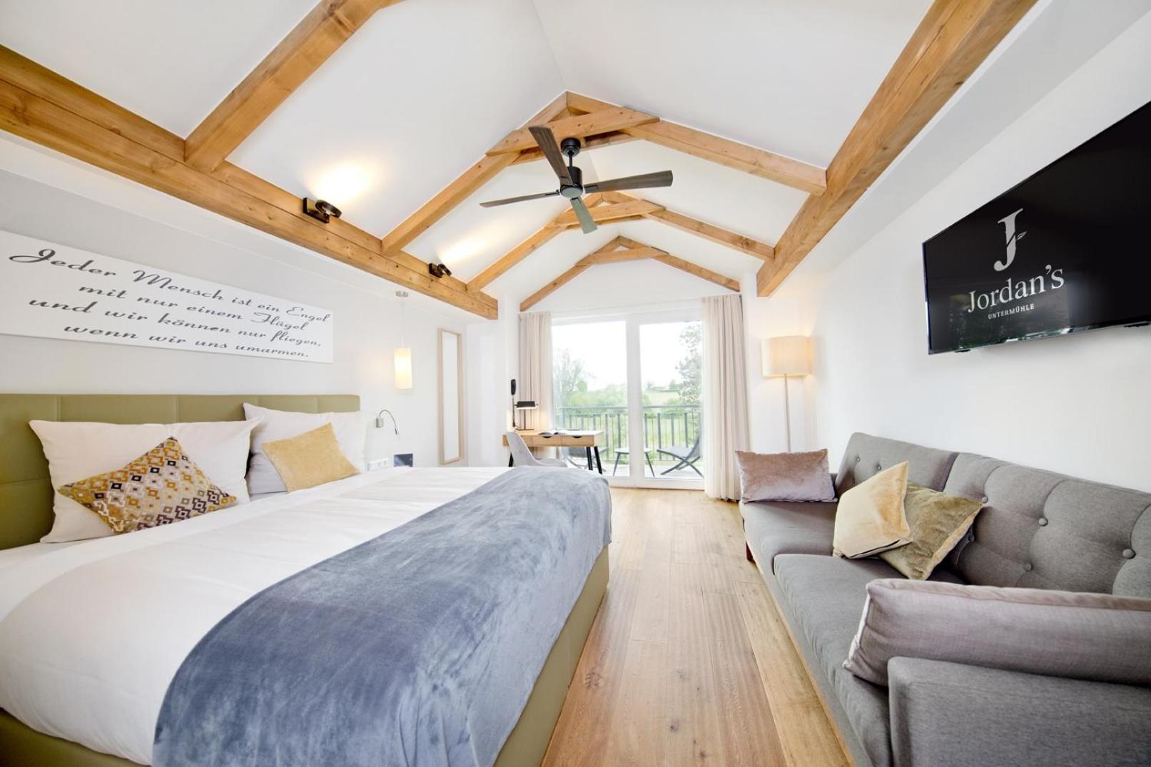Deluxe Double Room with Balcony photo 3