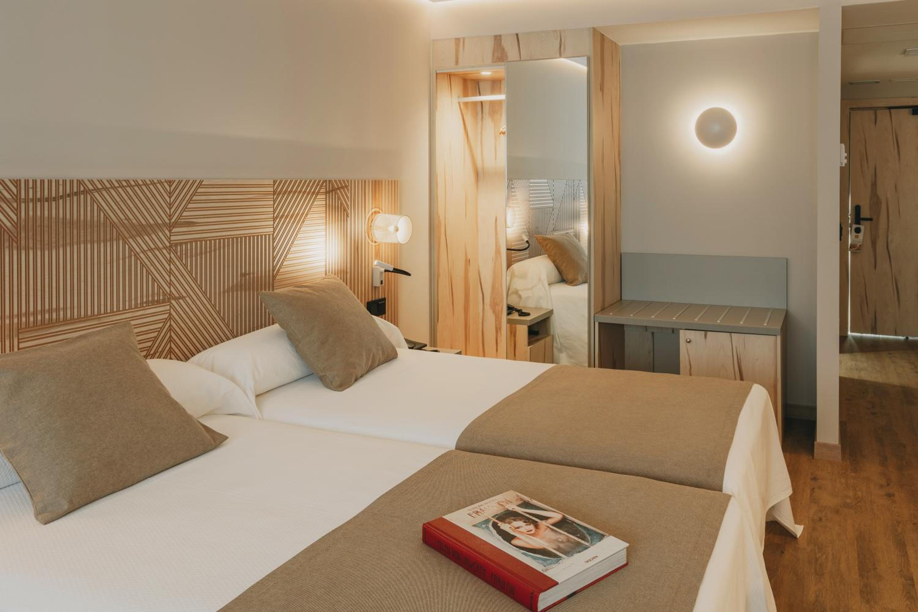 Habitación Doble con Cama Extra Habitación Doble con Cama Extra