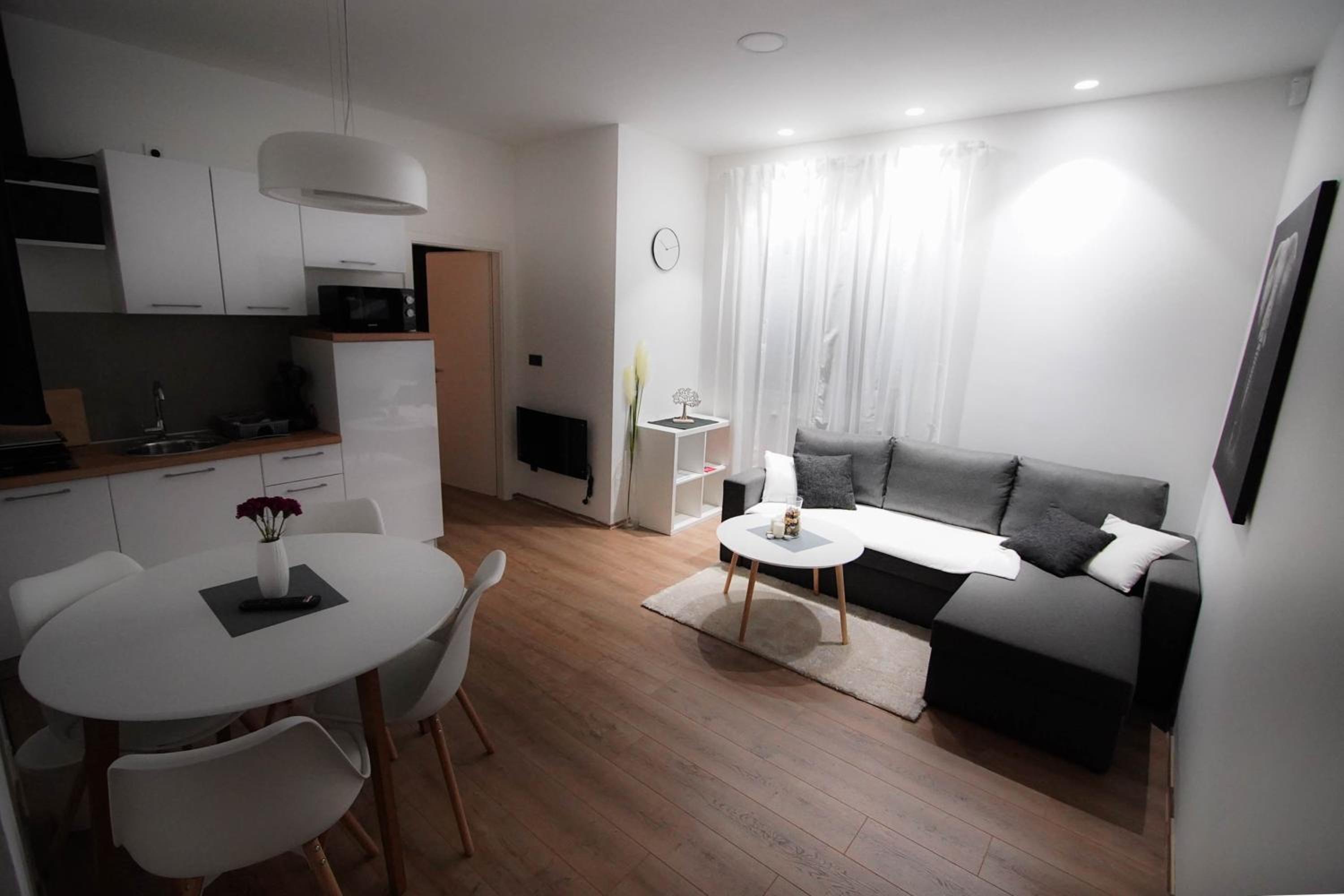 One-Bedroom Apartment photo 1